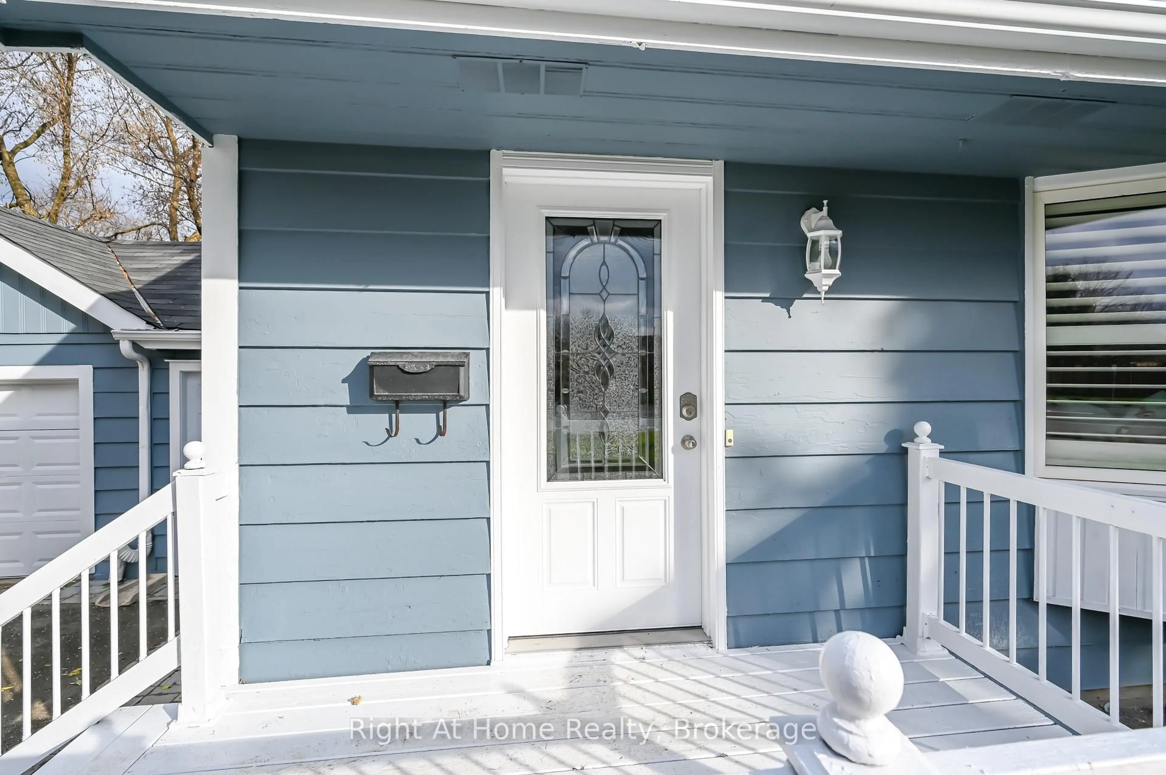 Indoor entryway for 365 FIDDLERS GREEN Rd, Hamilton Ontario L9G 1X2