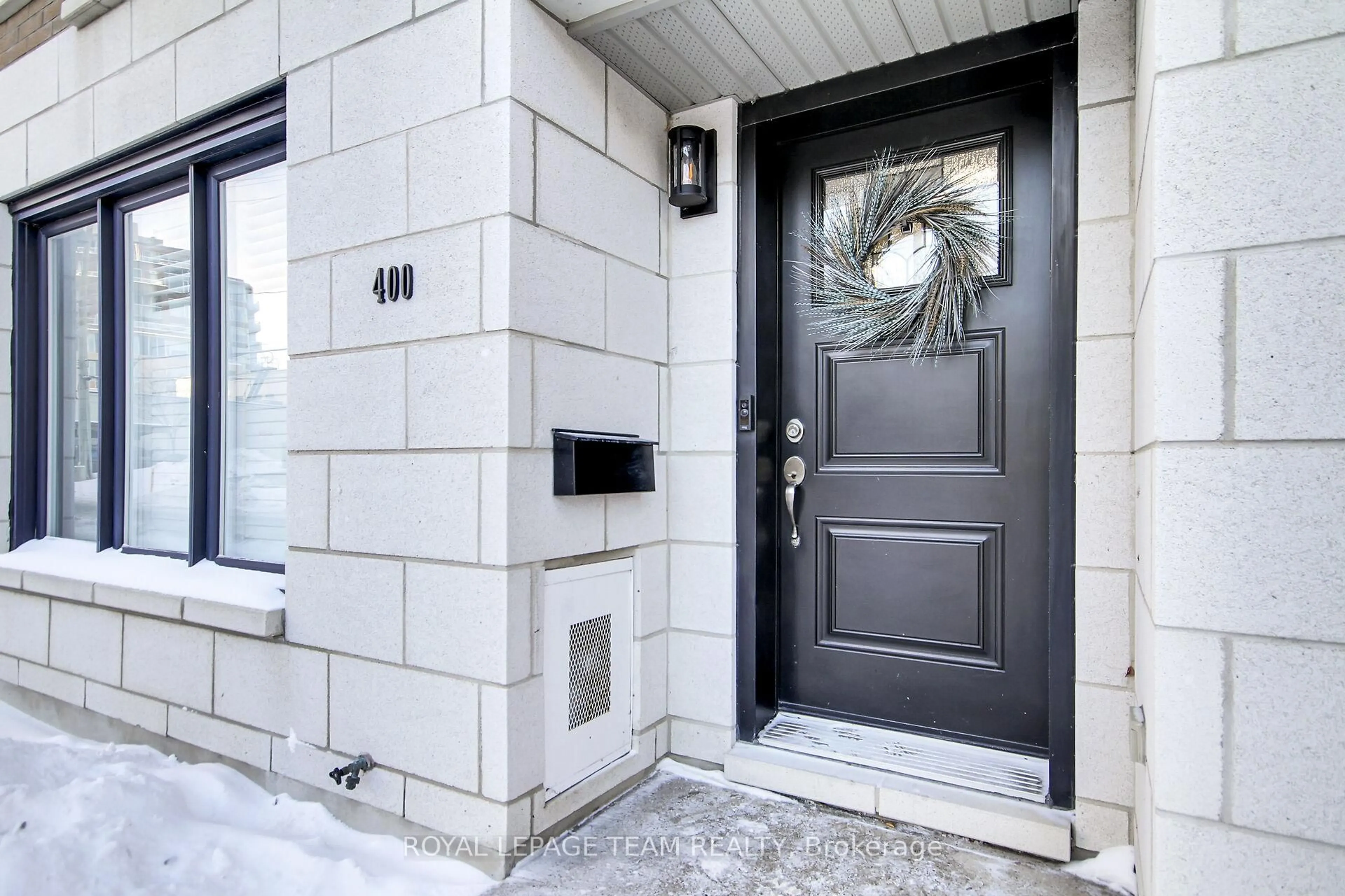 Indoor entryway for 400 Berkley Ave, Carlingwood - Westboro and Area Ontario K2A 4H4