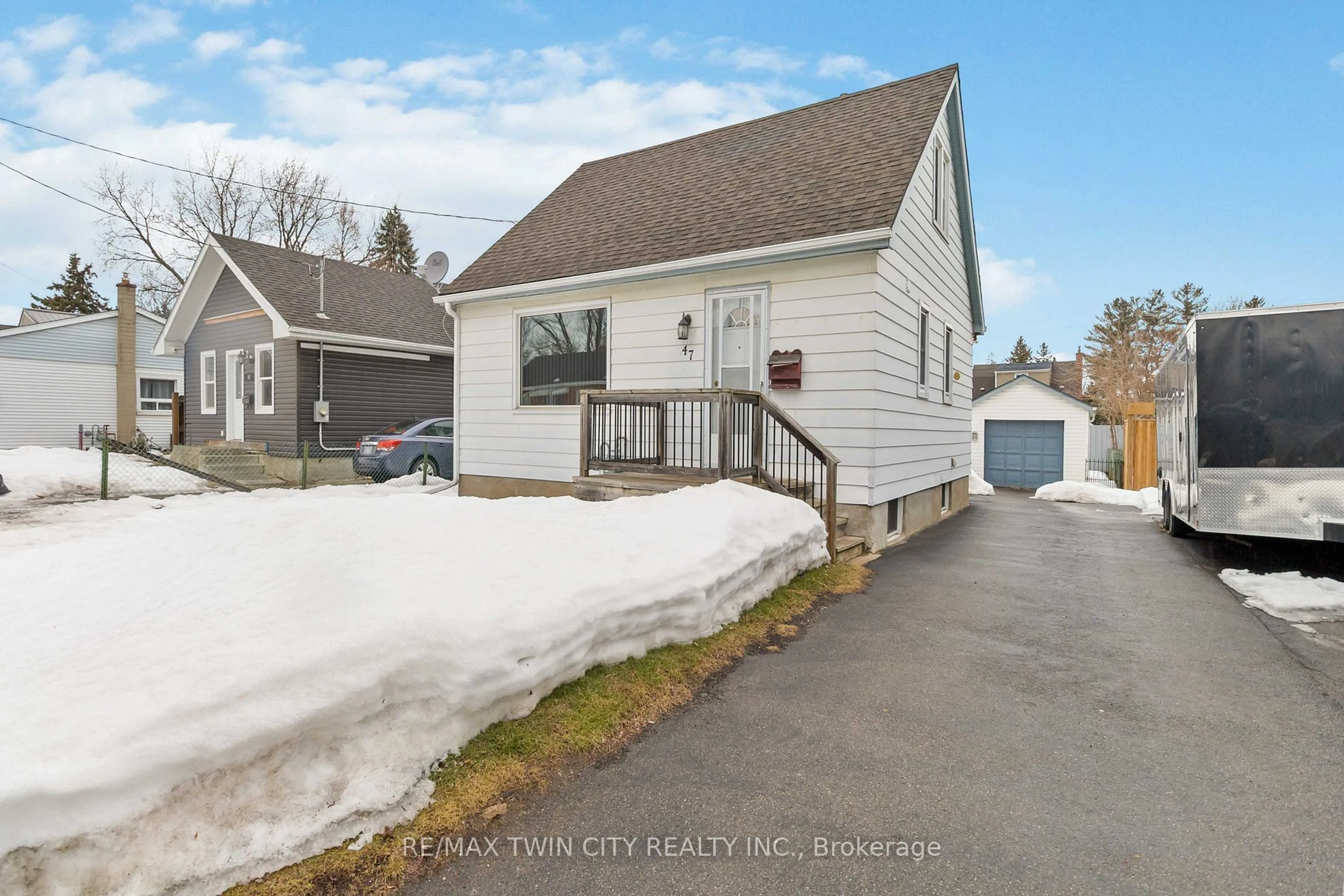 A pic from outside/outdoor area/front of a property/back of a property/a pic from drone, street for 47 Eddy Ave, Brantford Ontario N3R 2M7