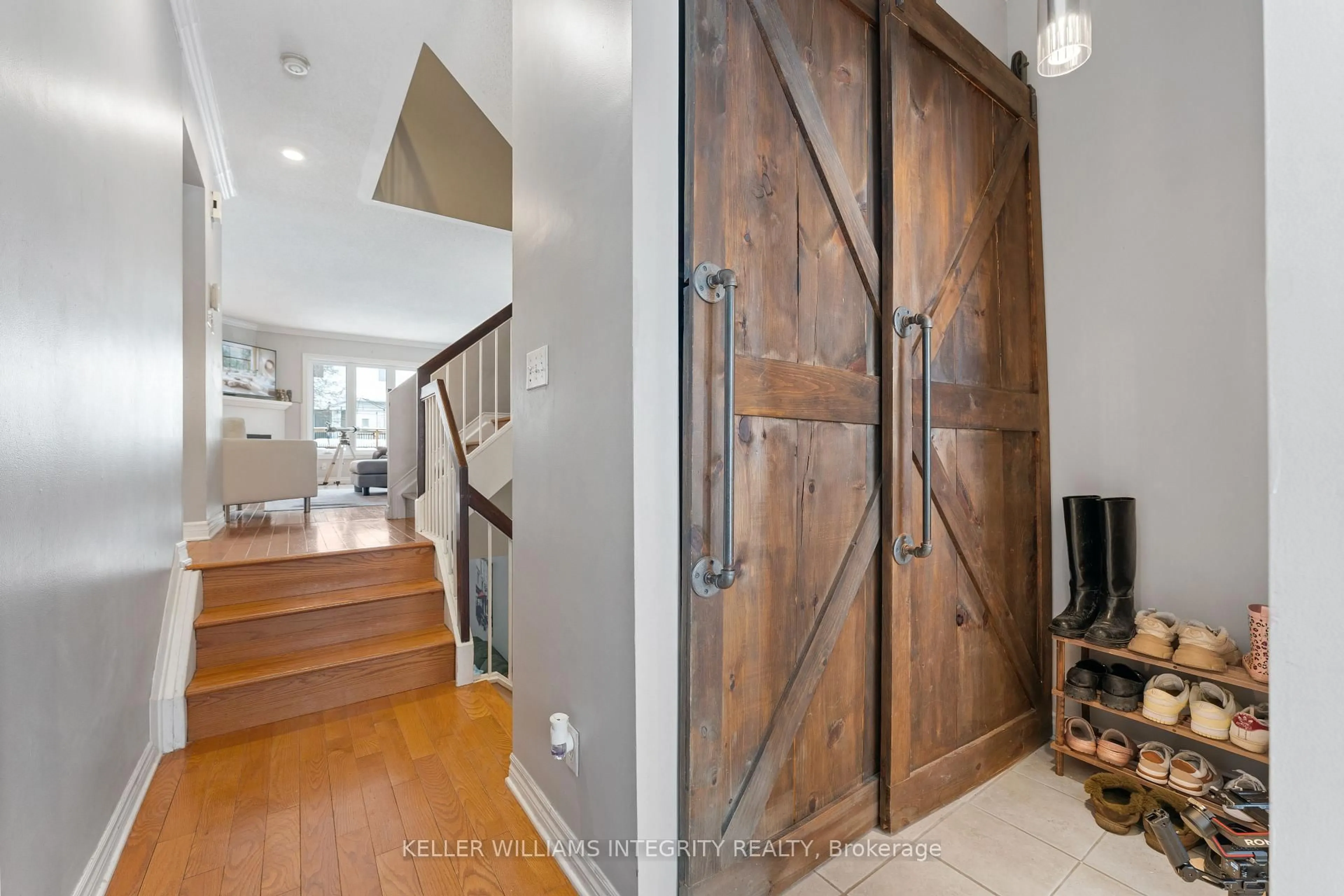 Indoor entryway for 58 Sheppard's Glen Ave, Kanata Ontario K2M 2M9