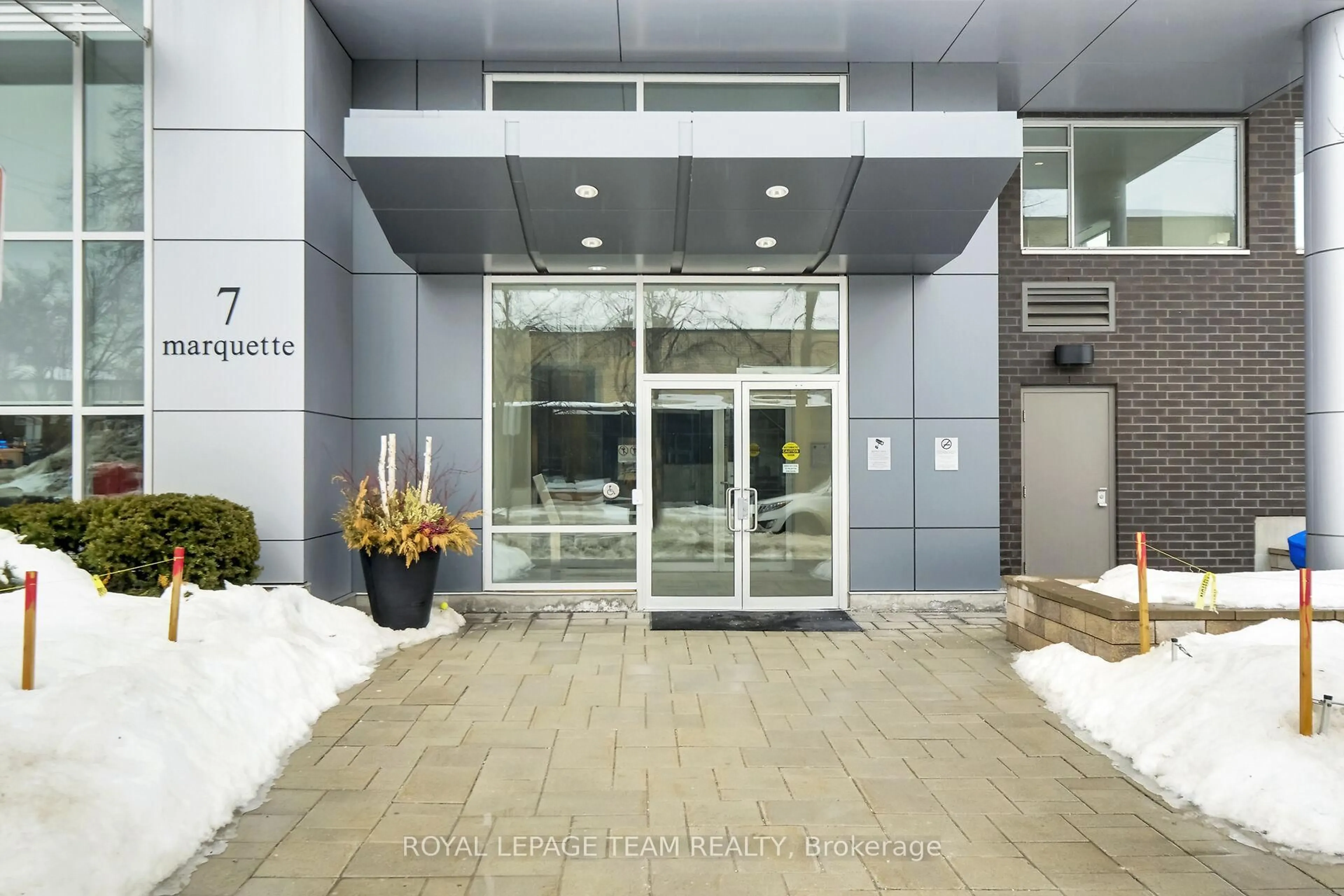 Indoor foyer for 7 Marquette Ave #710, Vanier and Kingsview Park Ontario K1L 8A7