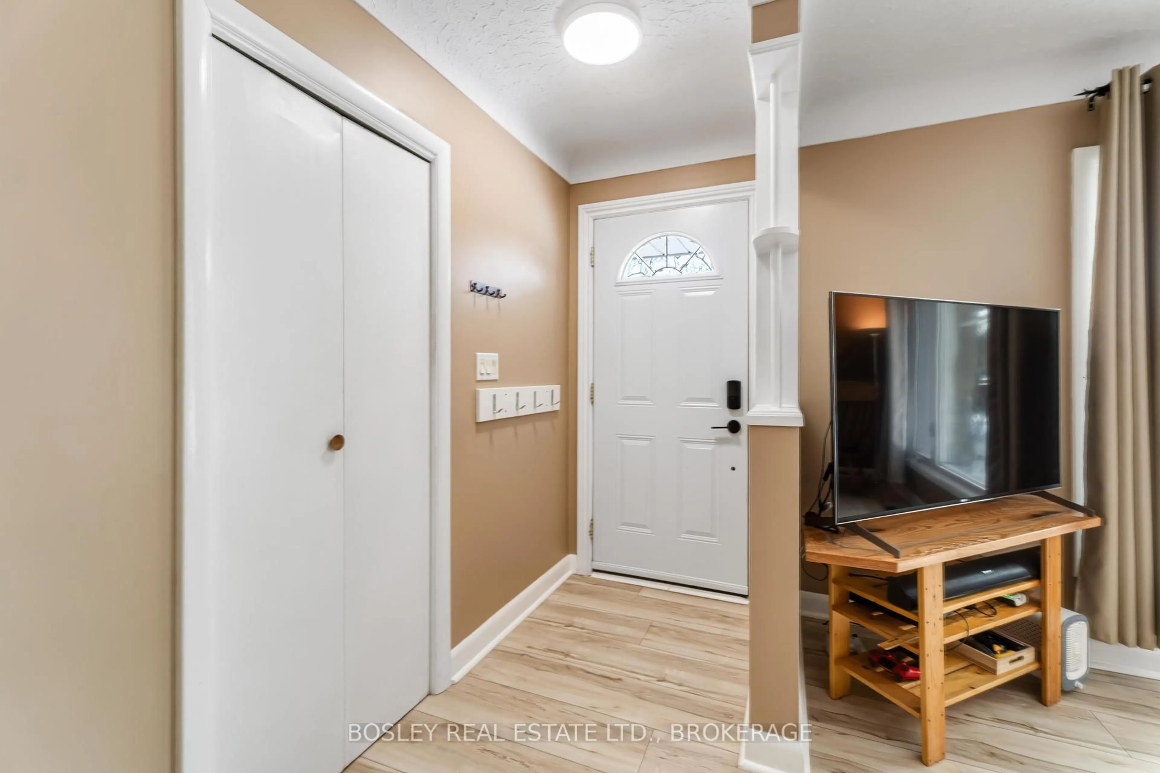 Indoor entryway for 49 Aquadale Dr, St. Catharines Ontario L2N 3R9