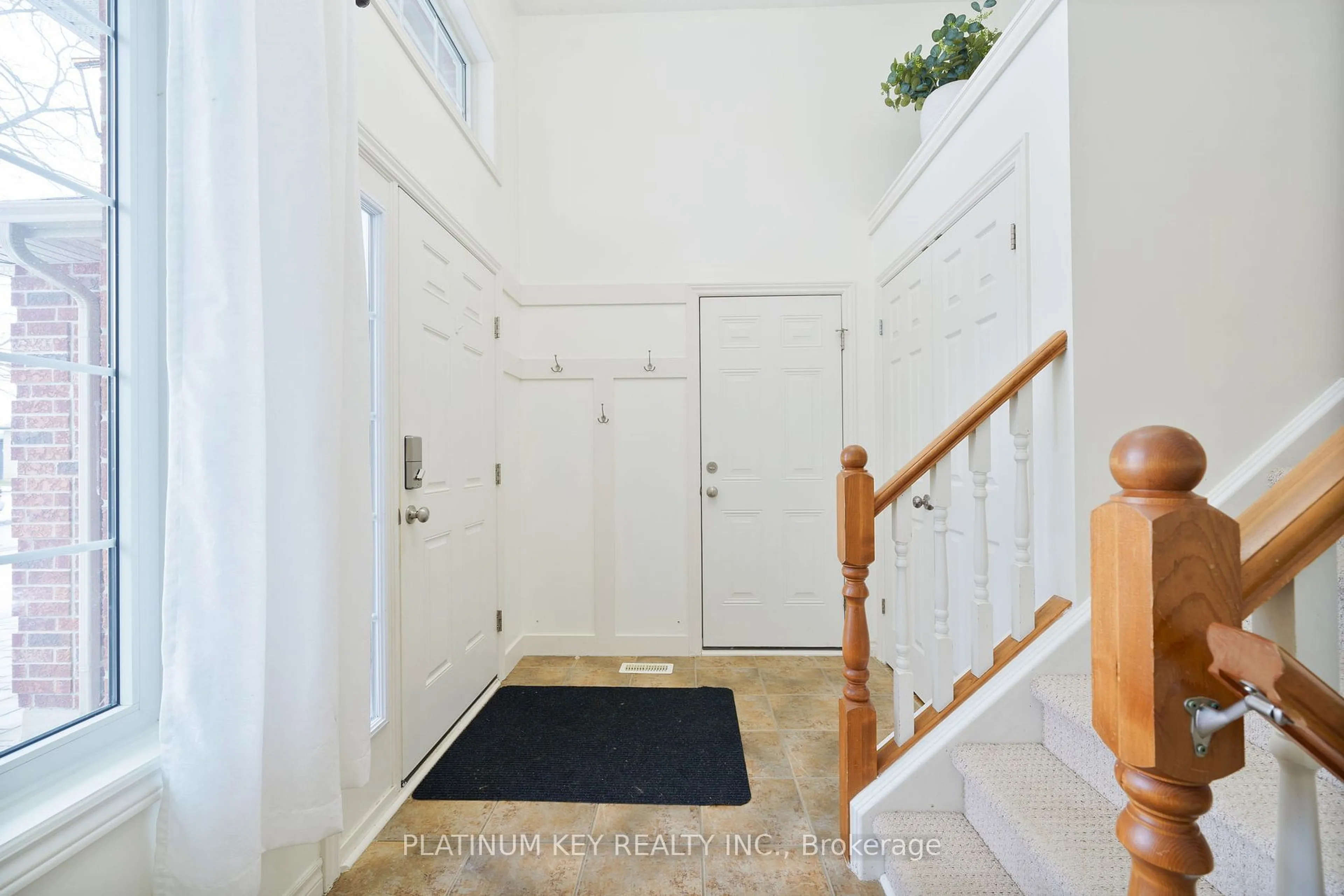 Indoor entryway for 136 Beech St, Strathroy-Caradoc Ontario N7G 1K8