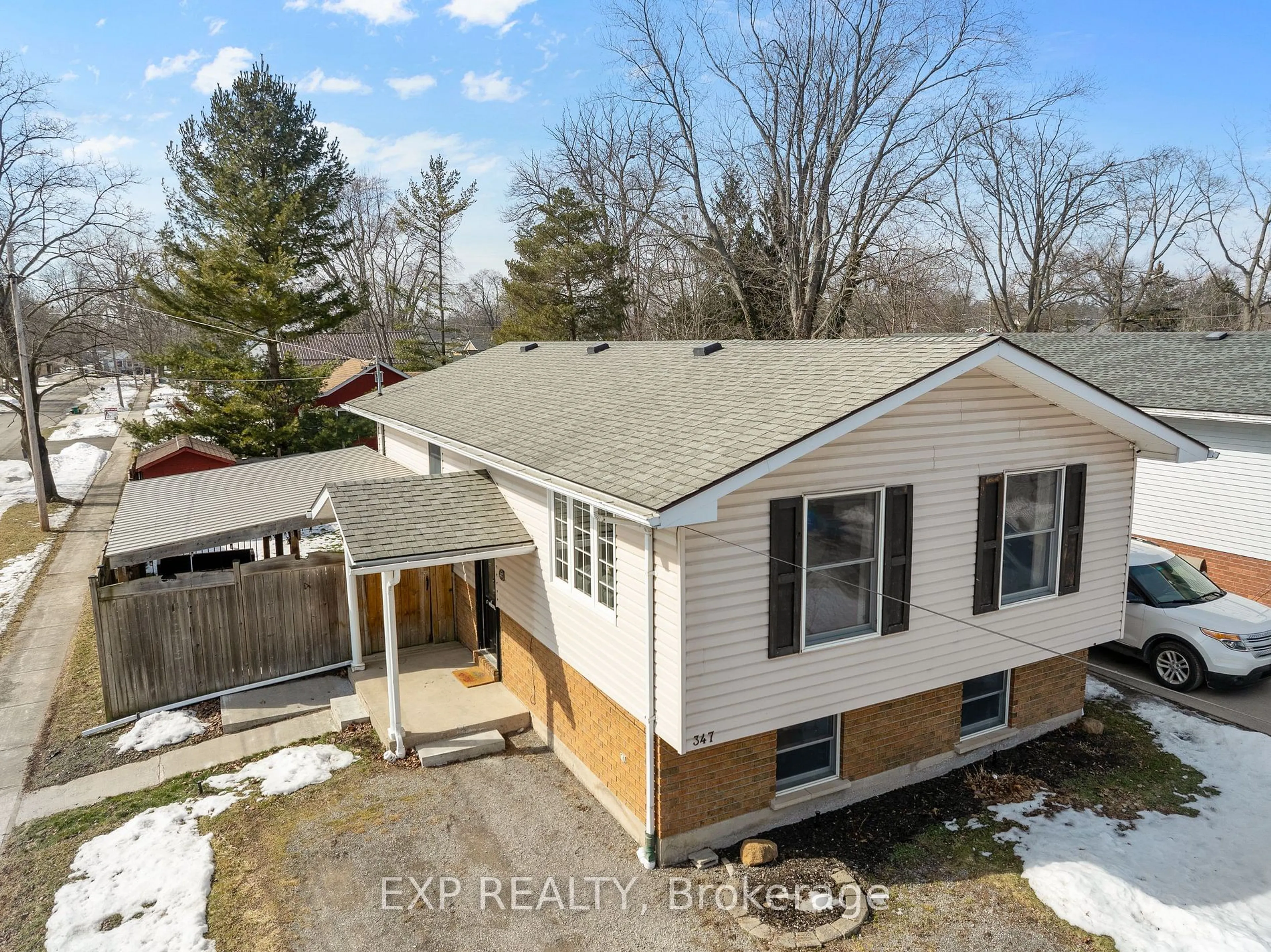 A pic from outside/outdoor area/front of a property/back of a property/a pic from drone, street for 347 HELEN St, Fort Erie Ontario L0S 1B0