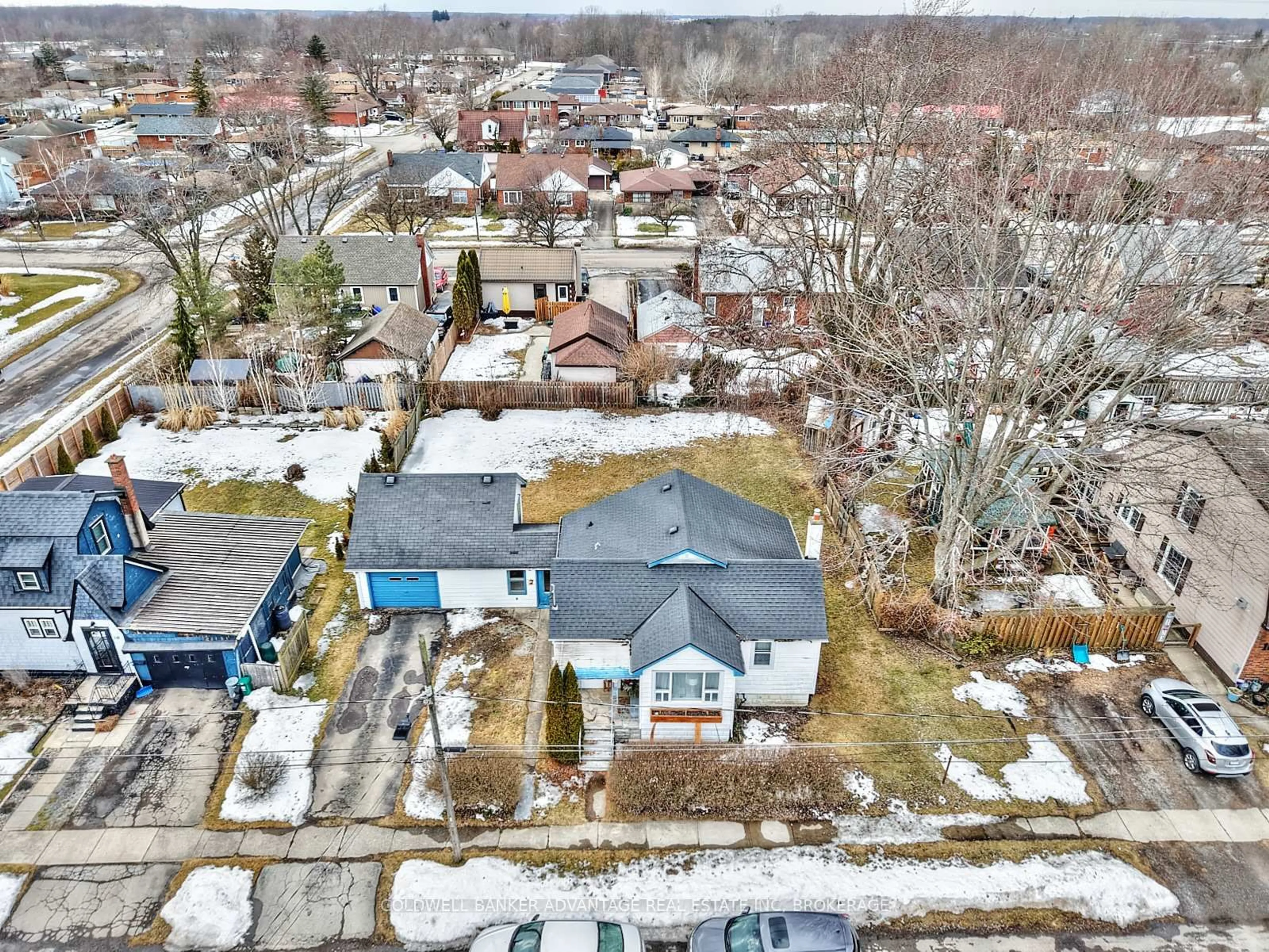 A pic from outside/outdoor area/front of a property/back of a property/a pic from drone, street for 112 St Augustine Ave, Welland Ontario L3C 2K7