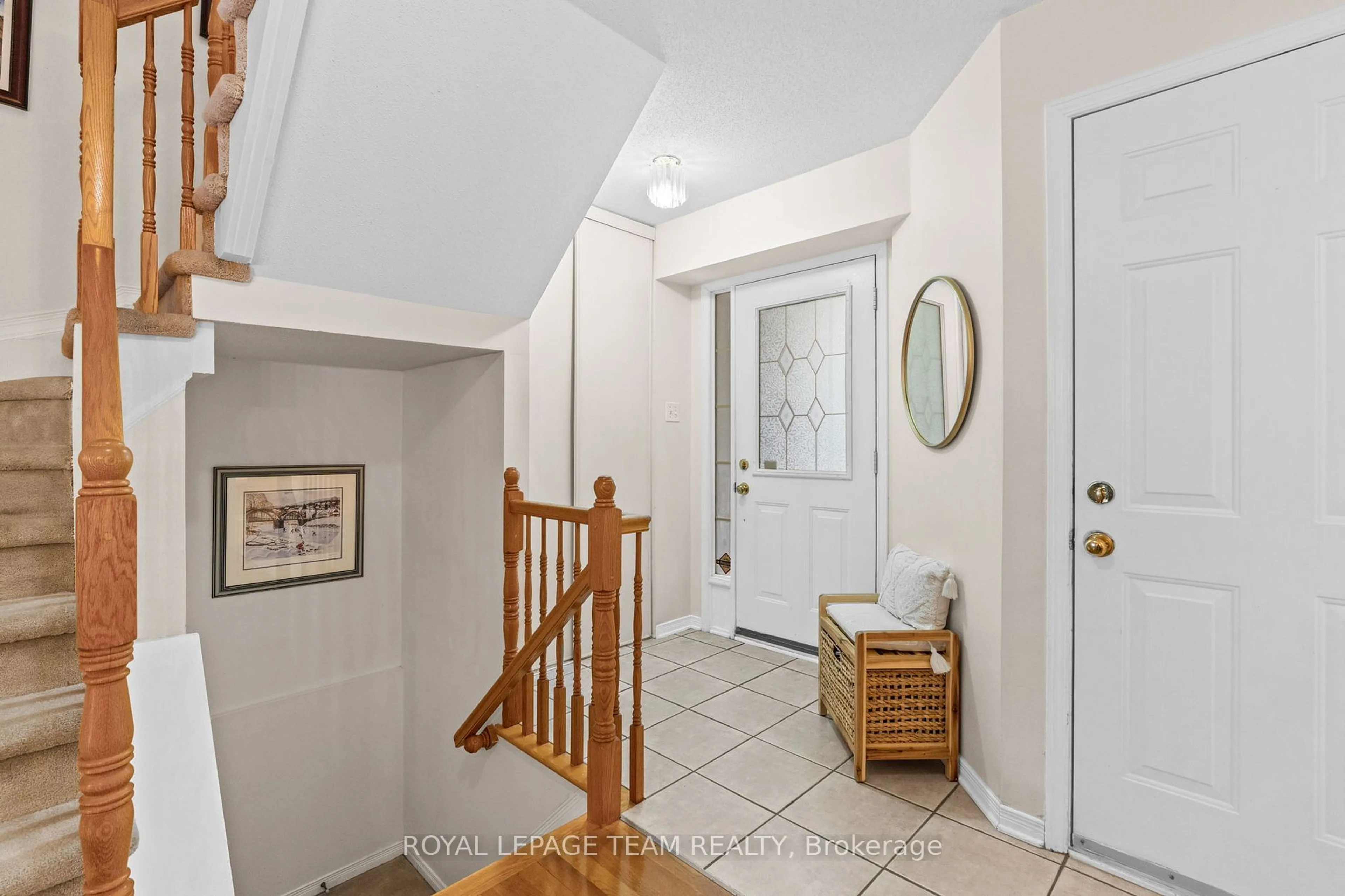 Indoor entryway for 50 Coralbell Private, Hunt Club - South Keys and Area Ontario K1T 3Z8