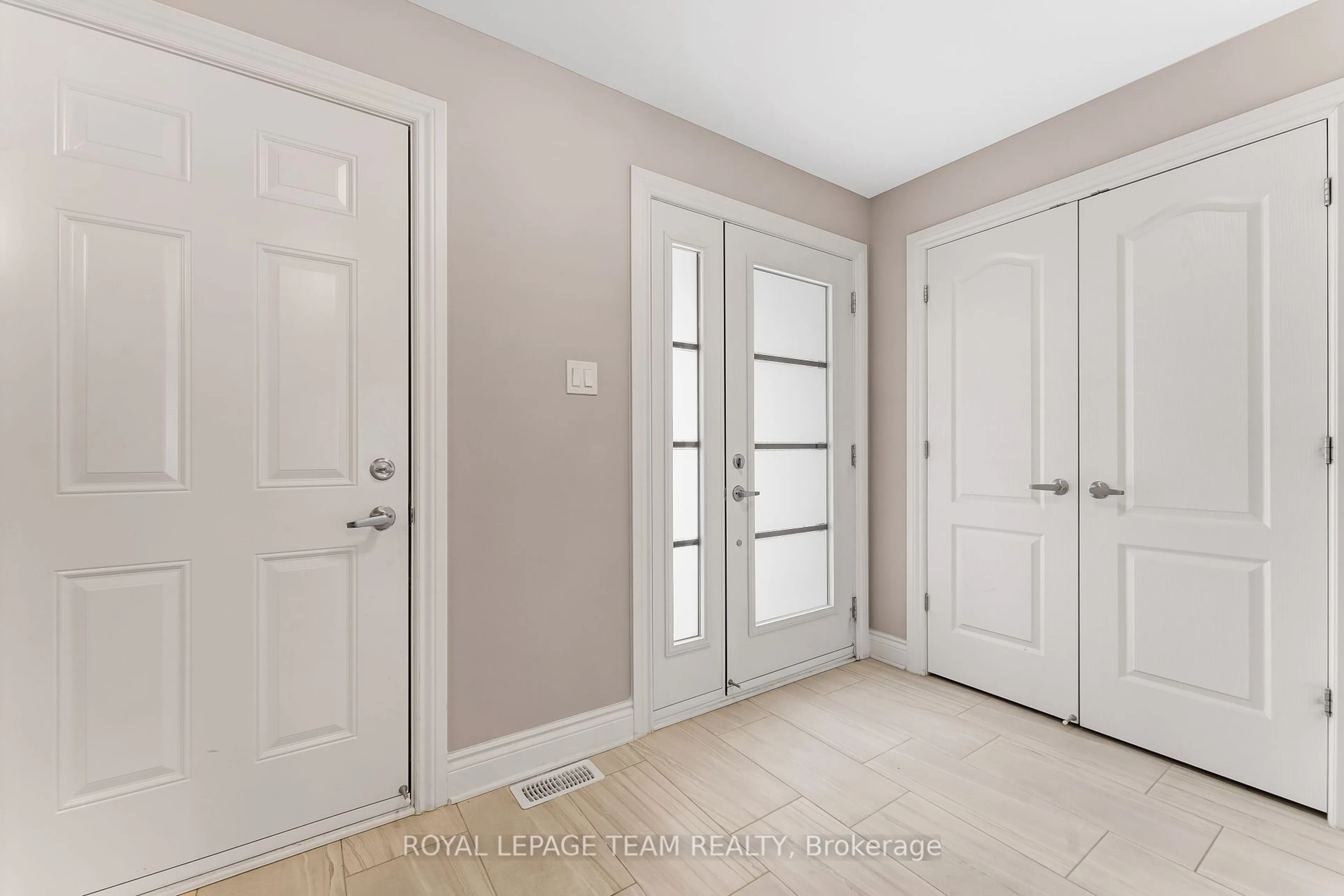 Indoor entryway for 225 Dion Ave, Clarence-Rockland Ontario K4K 0M3