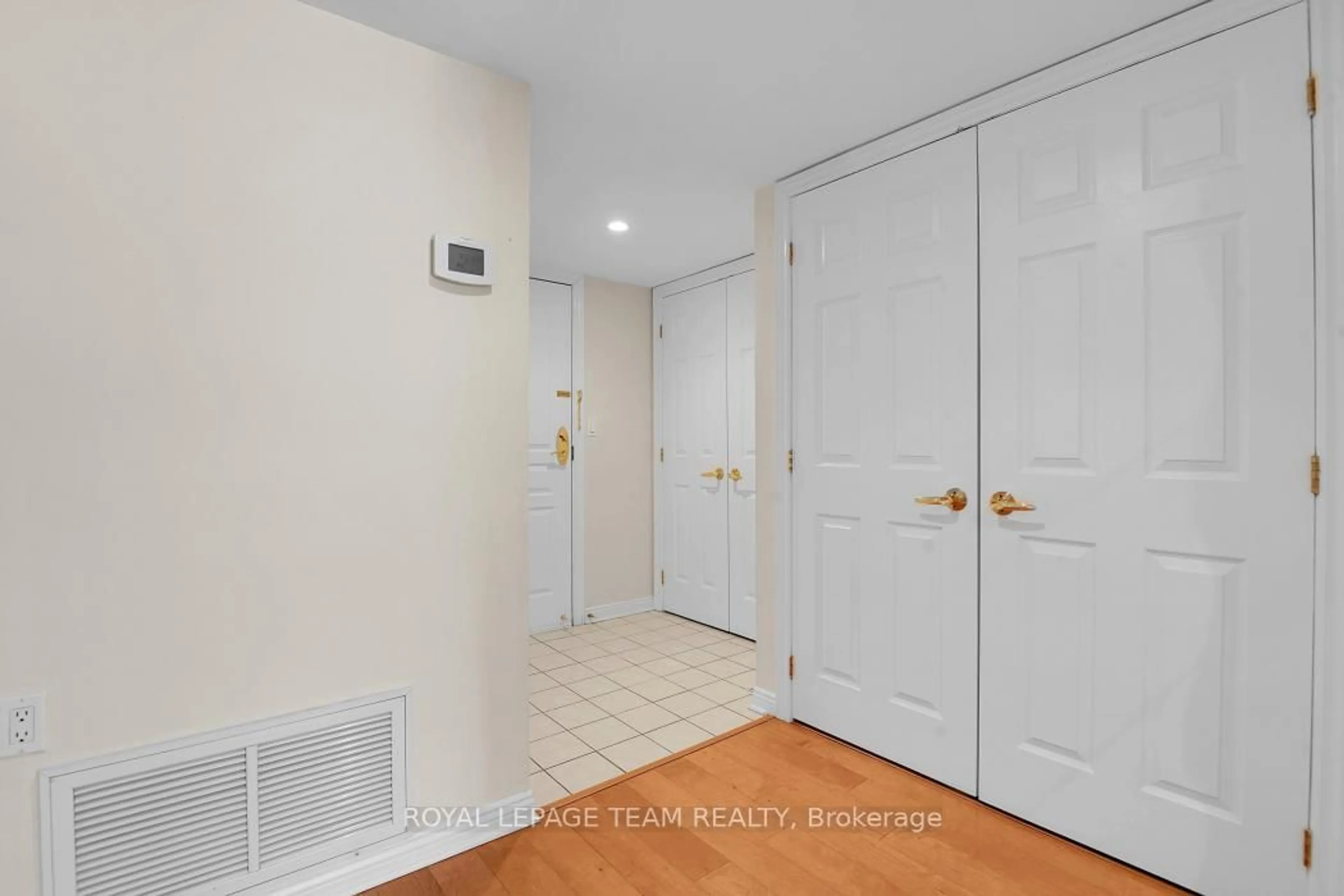 Indoor entryway for 1 Meridian Pl #201, South of Baseline to Knoxdale Ontario K2G 6N1