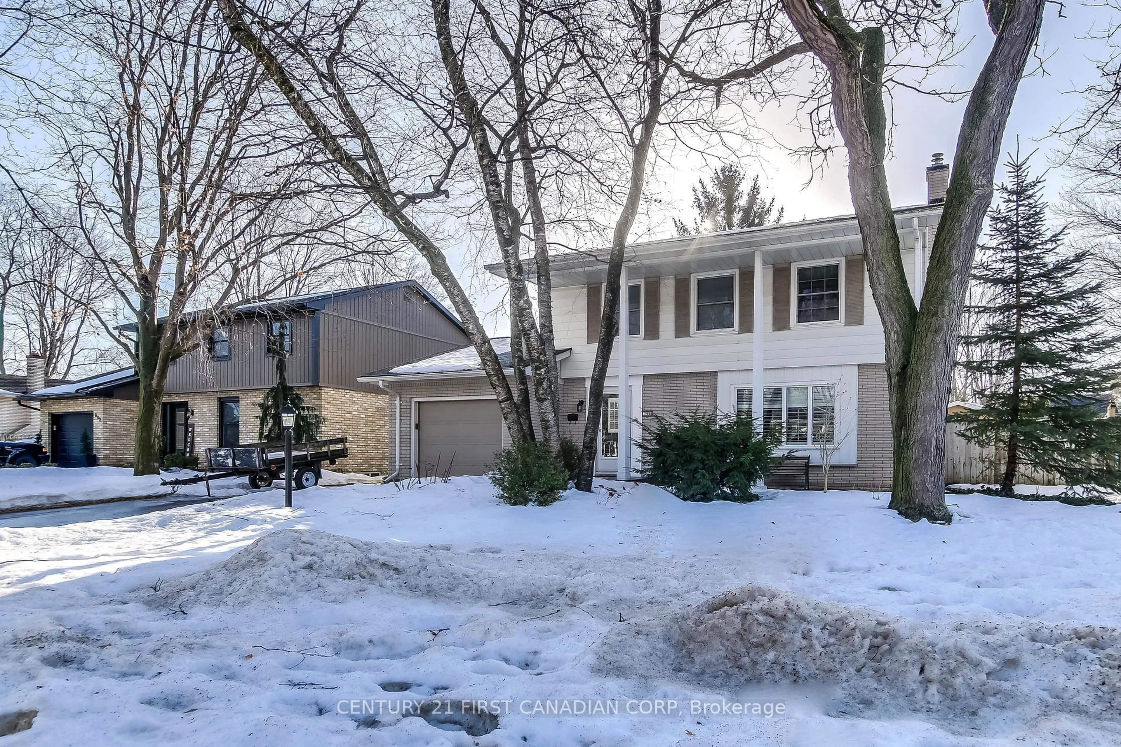 A pic from outside/outdoor area/front of a property/back of a property/a pic from drone, street for 798 Warwick St, Woodstock Ontario N4S 4R1