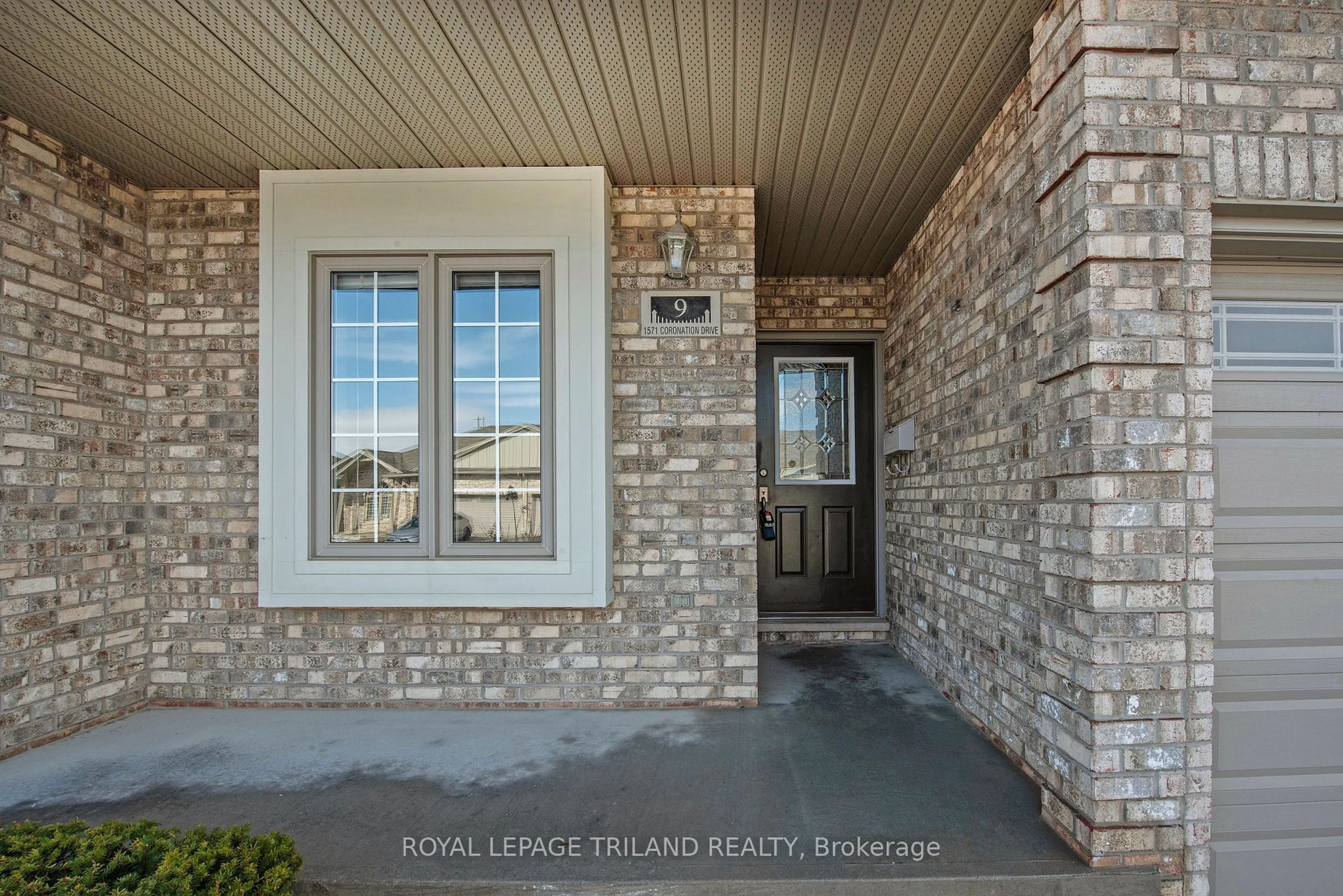 Indoor entryway for 1571 CORONATION Dr #9, London North Ontario N6G 5N9