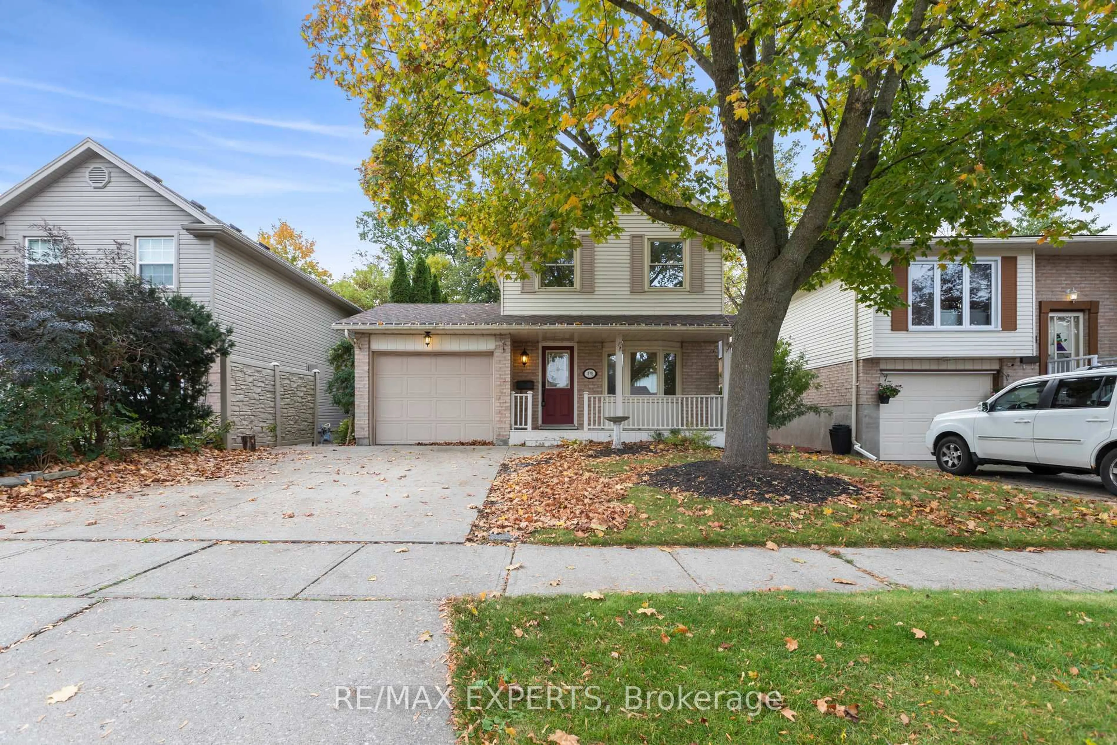 Home with vinyl exterior material, street for 418 Woods Lane, Cambridge Ontario N3H 5J4