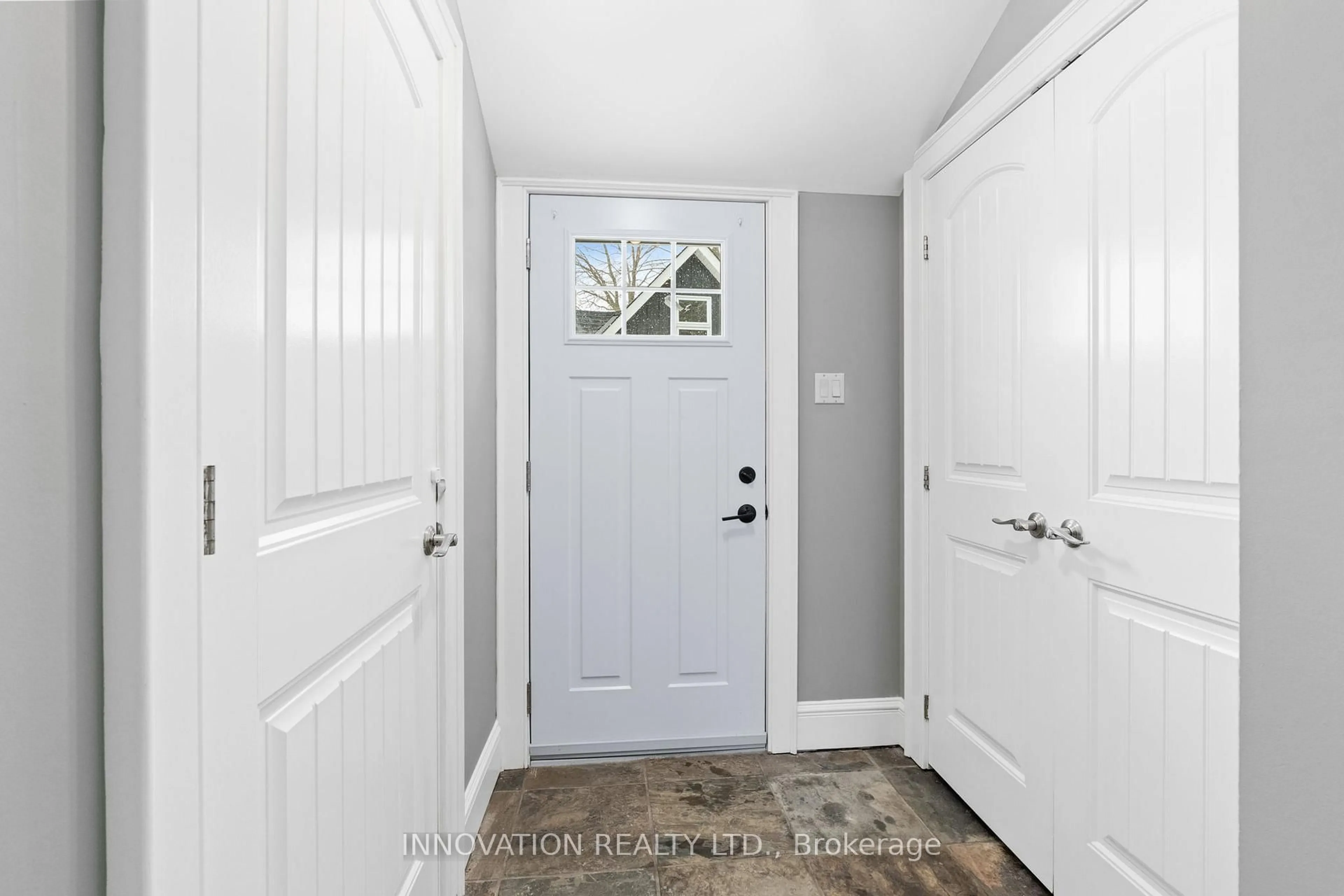 Indoor entryway for 348 Donald B. Munro Dr, Carp Ontario K0A 1L0