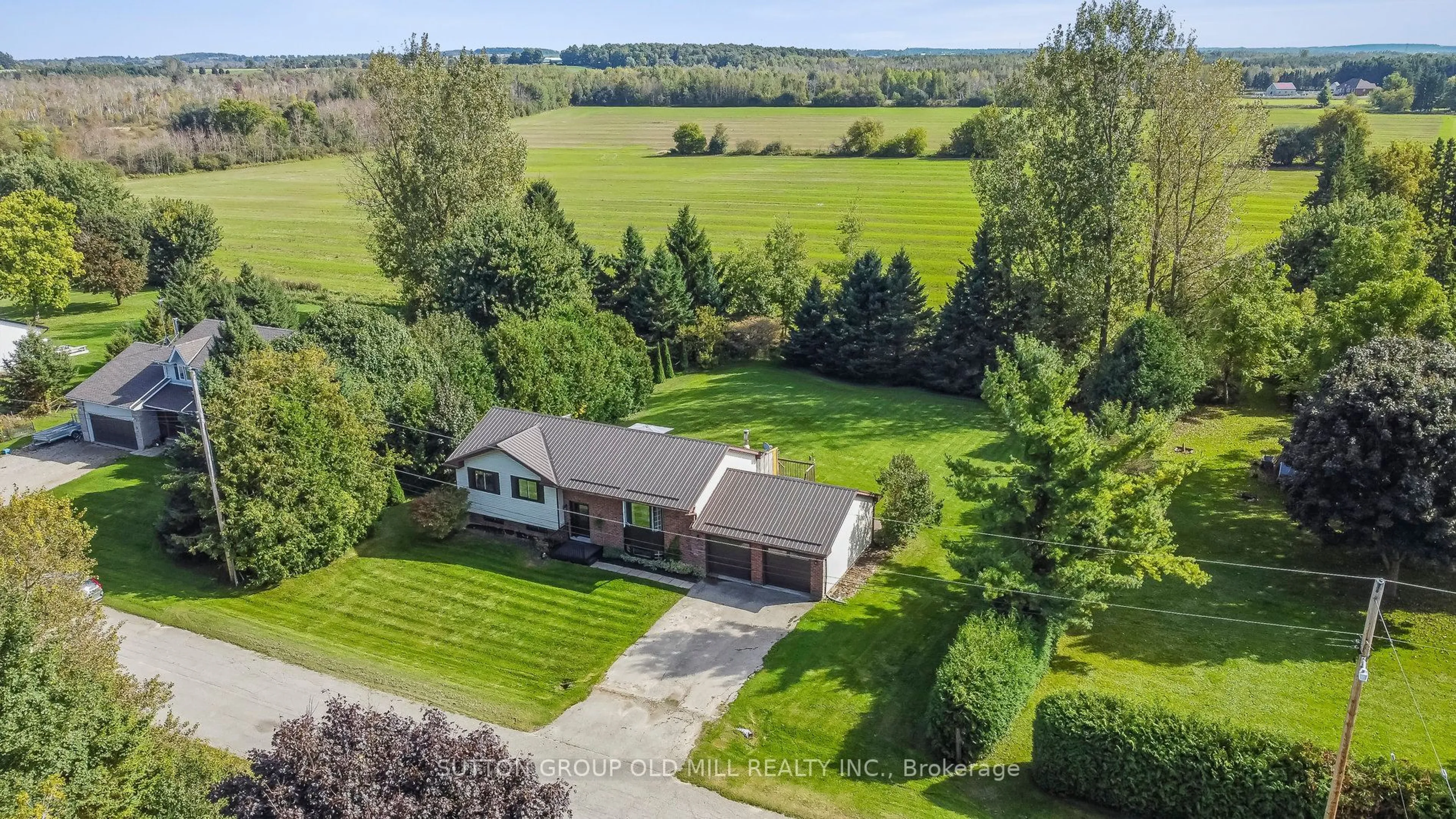 A pic from outside/outdoor area/front of a property/back of a property/a pic from drone, unknown for 2 Menary Dr, Amaranth Ontario L9W 3Y6