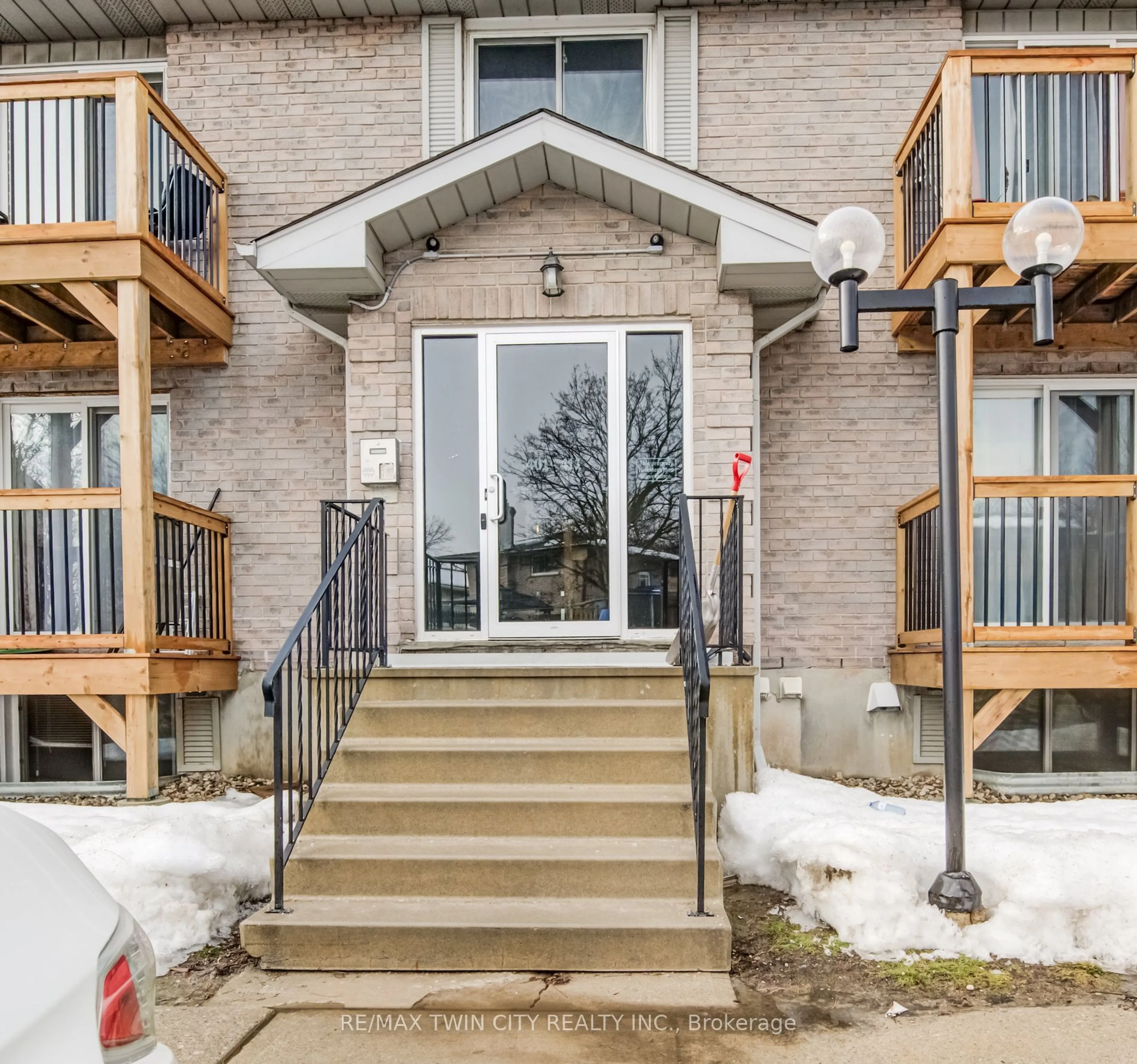 Indoor entryway for 266 Overlea Dr, Kitchener Ontario N2M 5N3