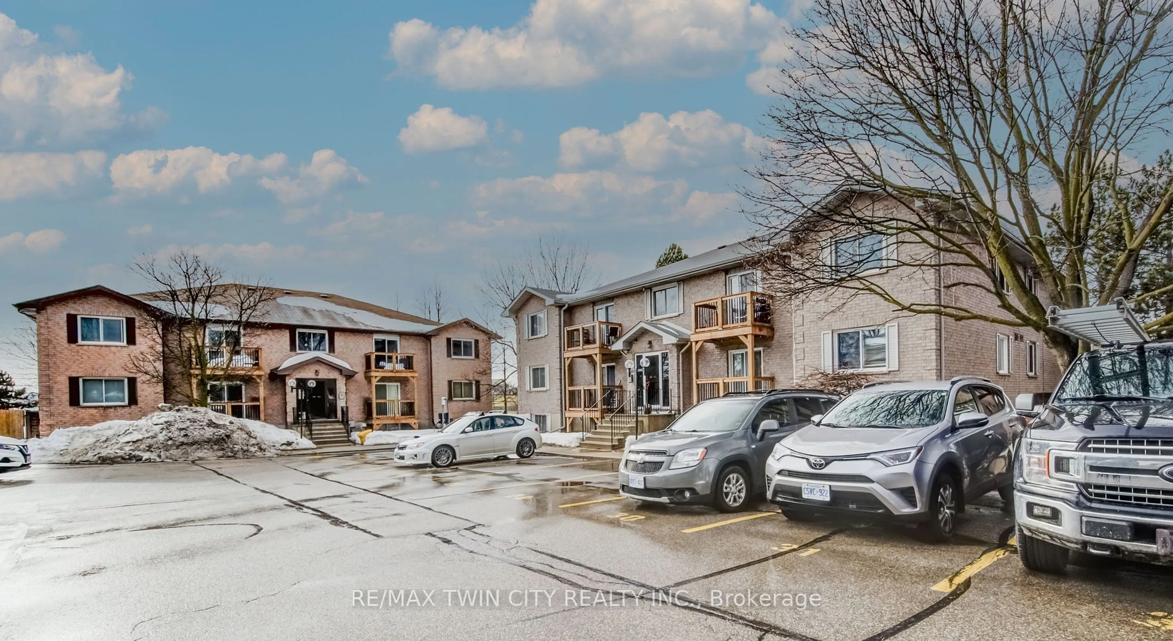 A pic from outside/outdoor area/front of a property/back of a property/a pic from drone, street for 266 Overlea Dr, Kitchener Ontario N2M 5N3