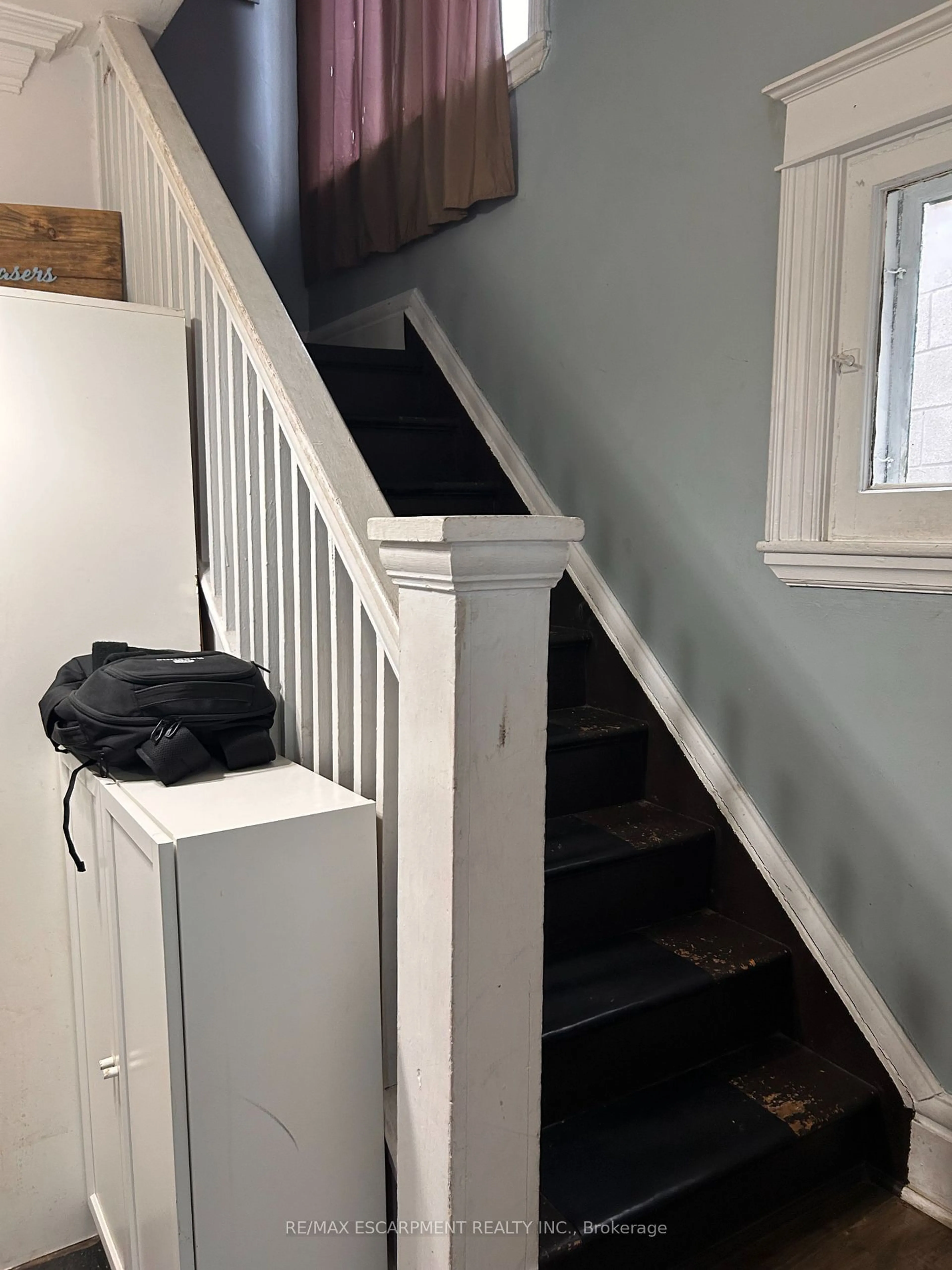 Stairs for 372 Beach Rd, Hamilton Ontario L8H 3K5