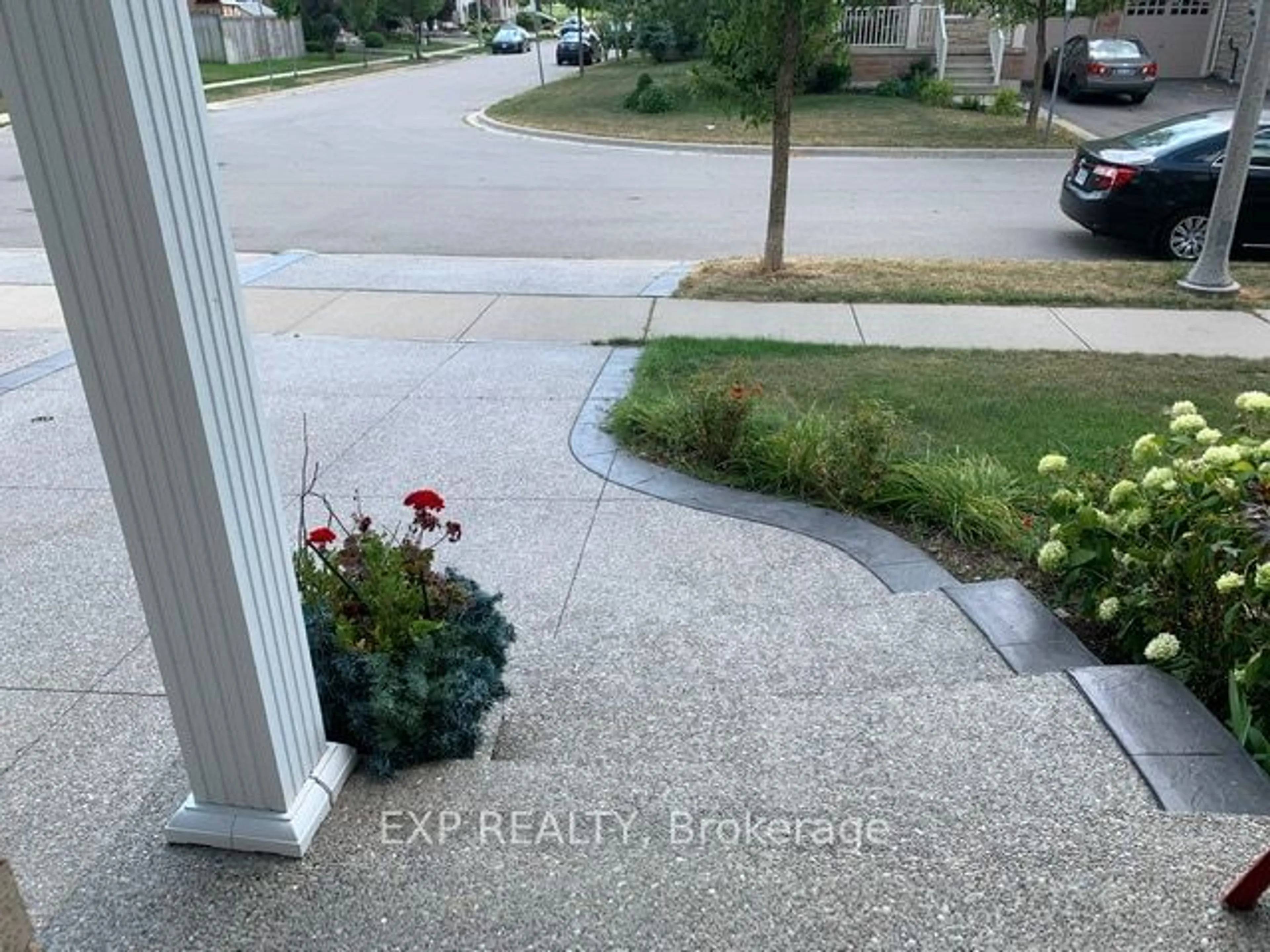 Patio, street for 86 Glendarling Cres, Hamilton Ontario L8E 0B1