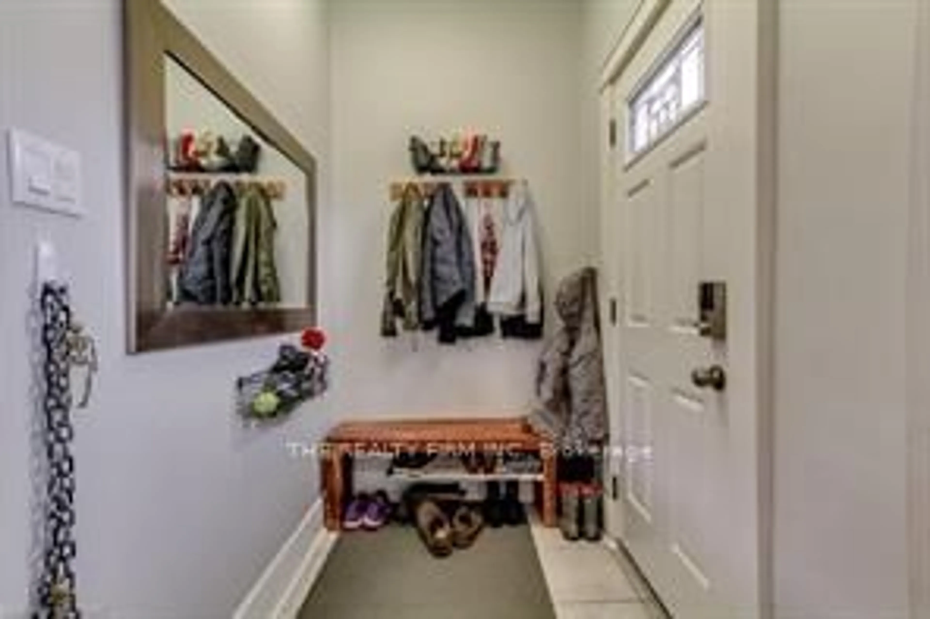 Indoor entryway for 230 EDINBURGH St, London Ontario N6H 1M3