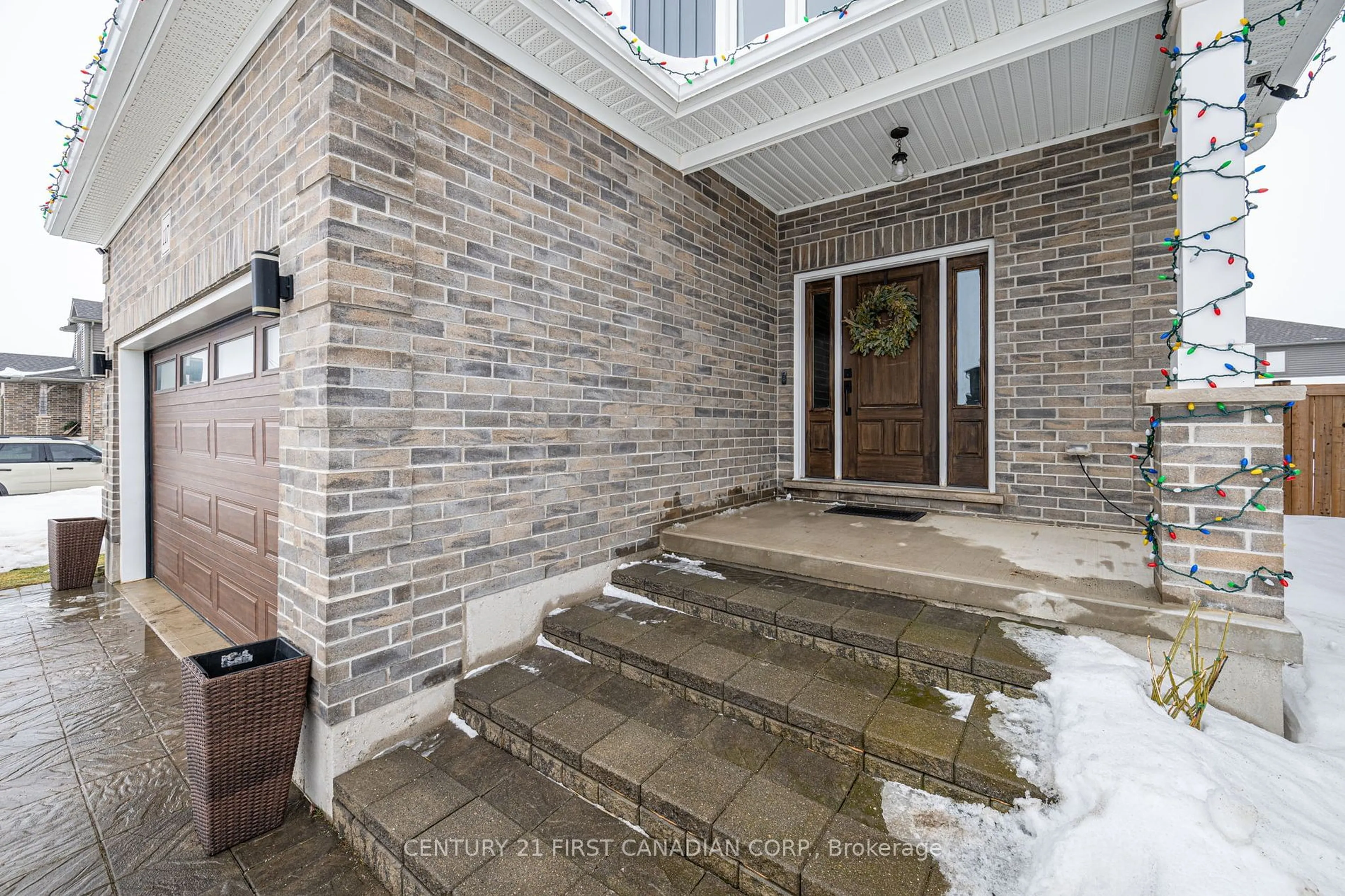 Indoor entryway for 117 Gilmour Dr, Lucan Biddulph Ontario N0M 2J0