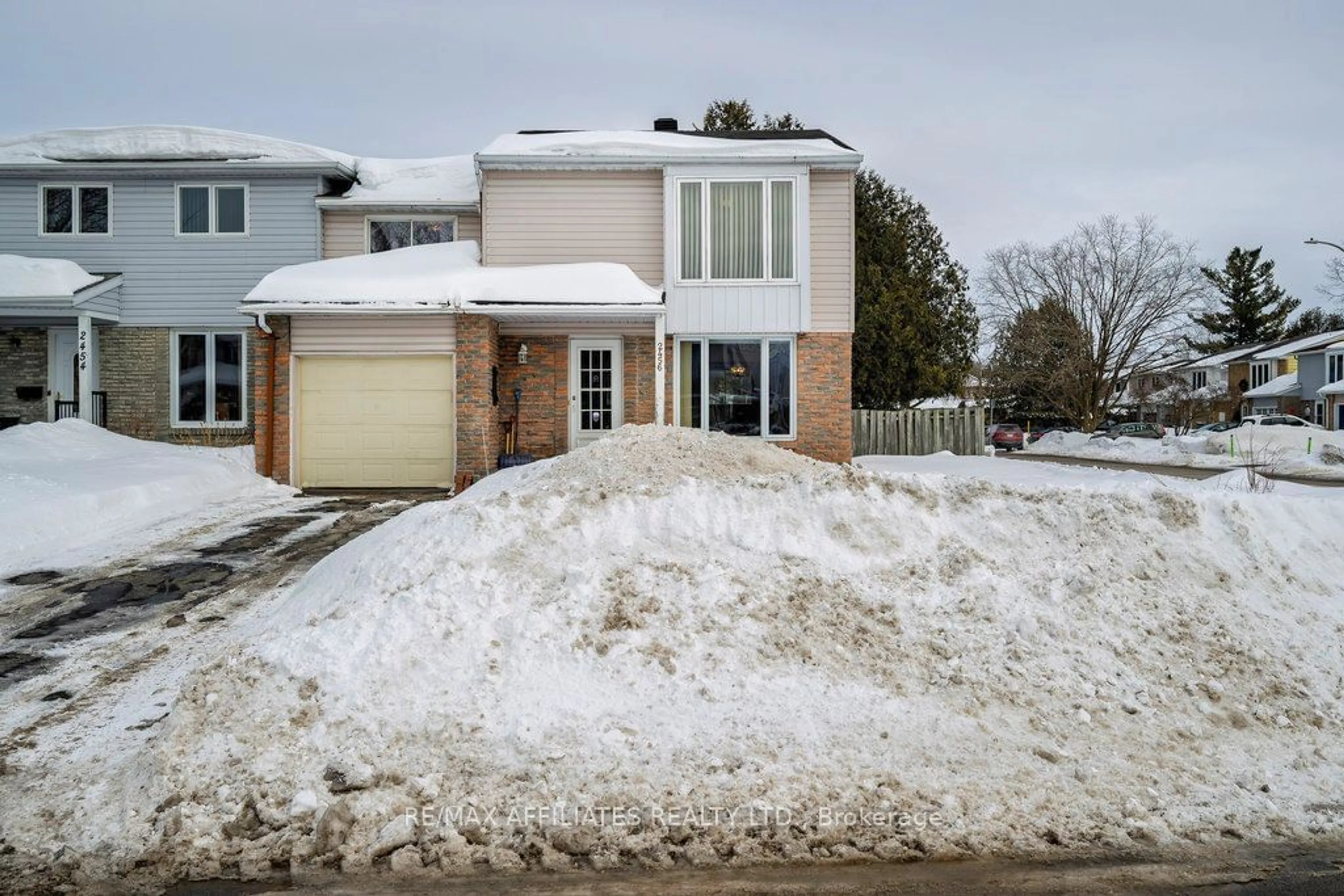 A pic from outside/outdoor area/front of a property/back of a property/a pic from drone, street for 2456 Braeburn Pl, Blackburn Hamlet Ontario K1B 4M4