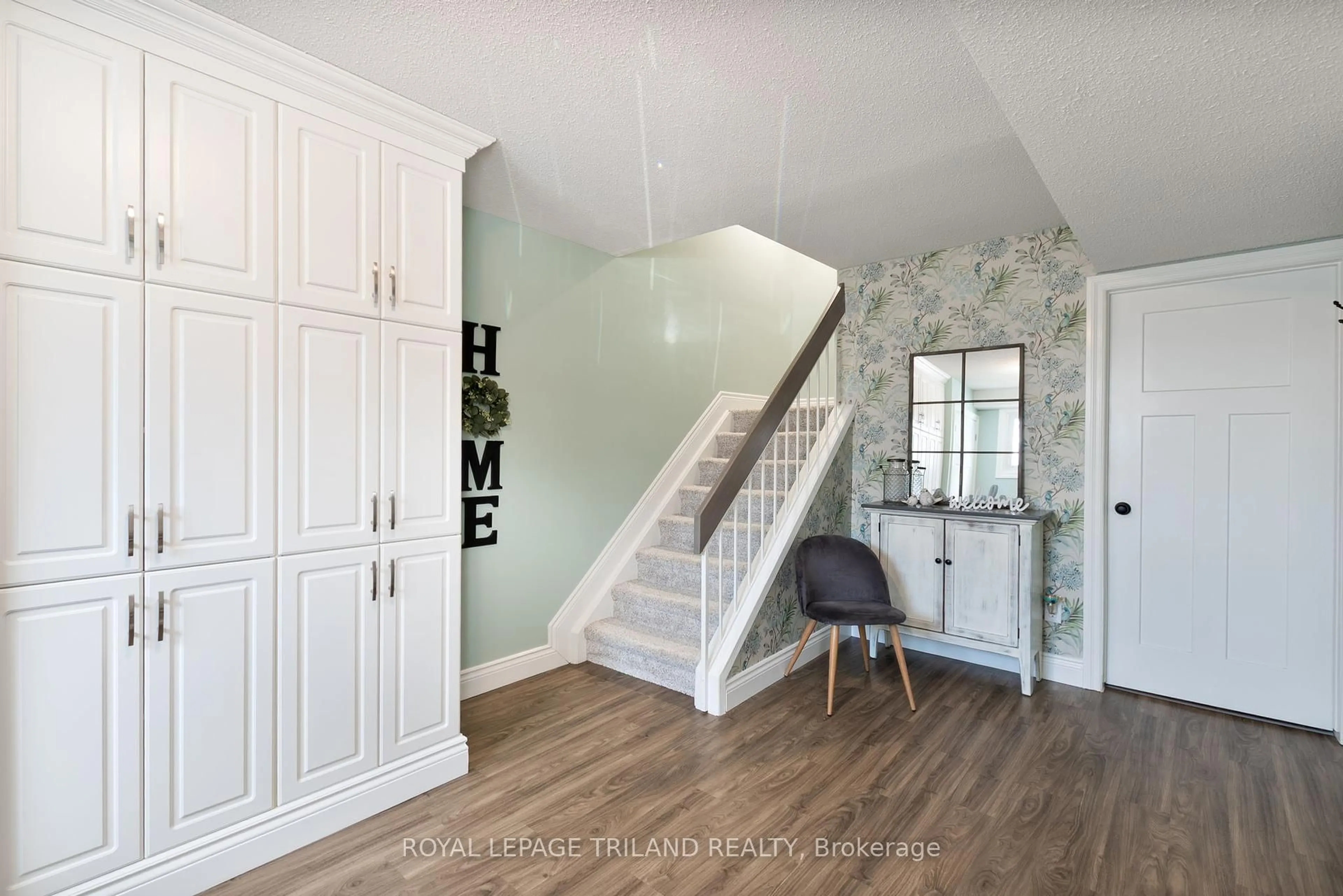 Indoor entryway for 363 EVERGLADE Cres, London Ontario N6H 4M8