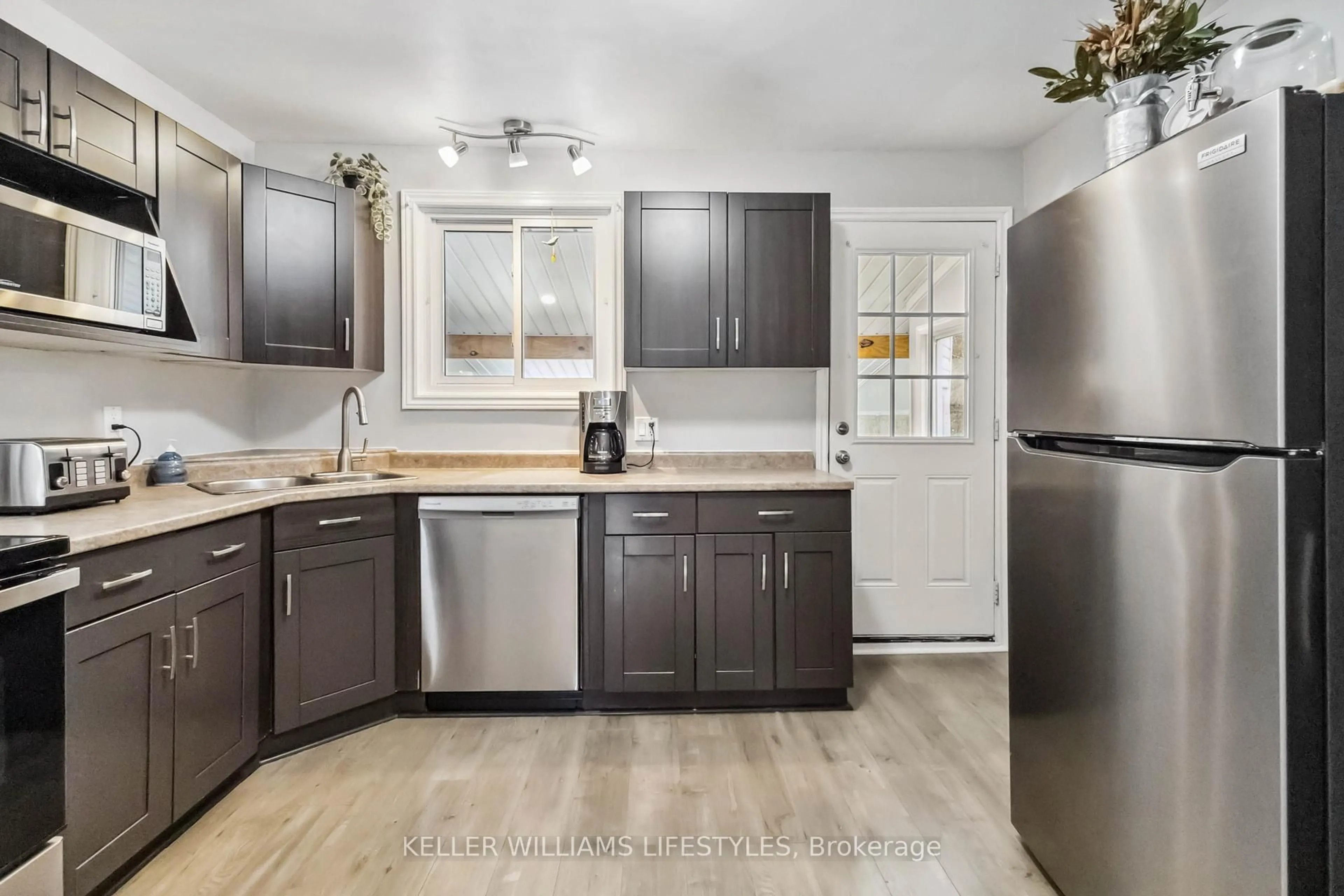 Open concept kitchen, unknown for 627 Chiddington Ave, London Ontario N6C 2W6