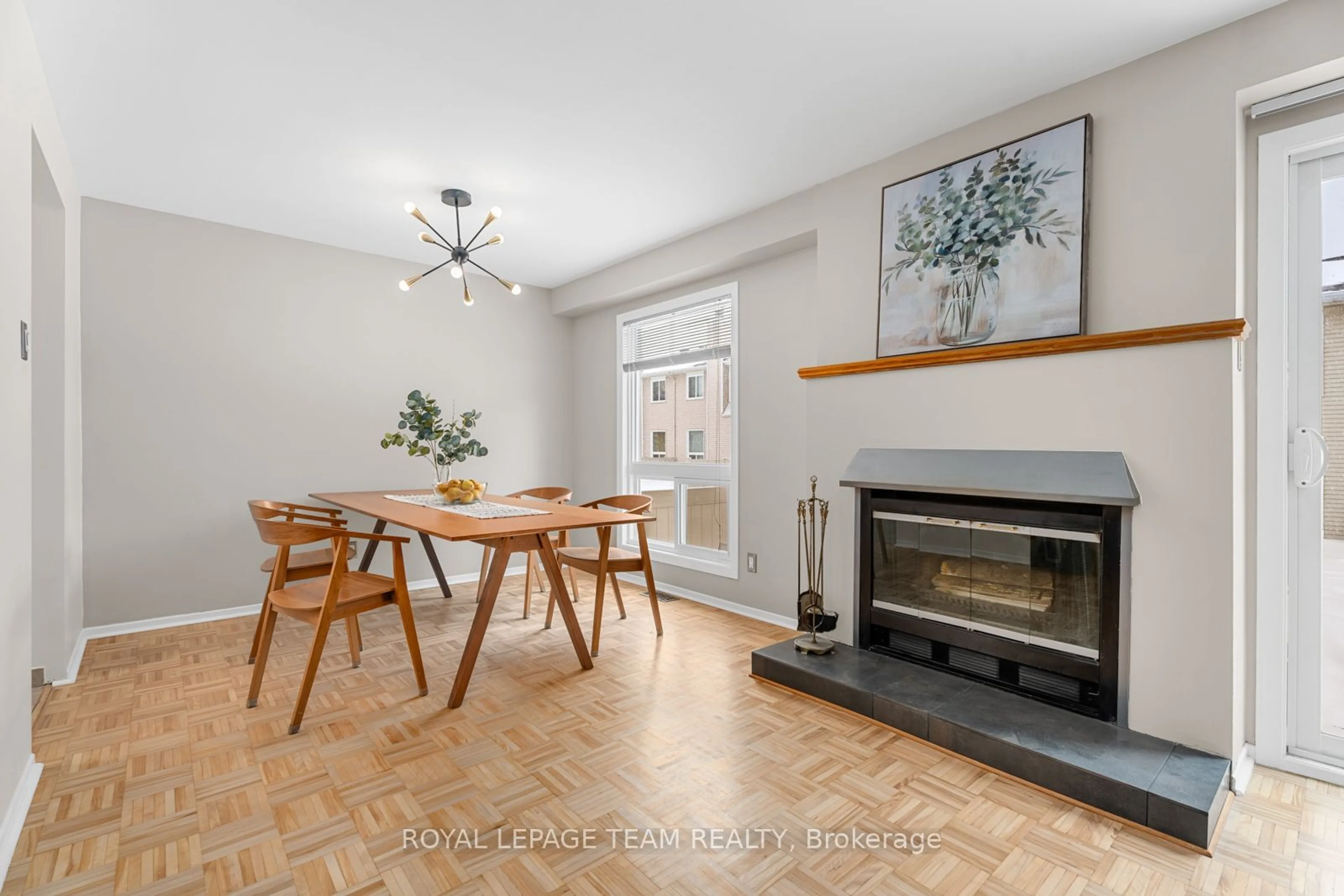 Dining room, wood/laminate floor for 28B Castlebrook Lane, South of Baseline to Knoxdale Ontario K2G 5G5