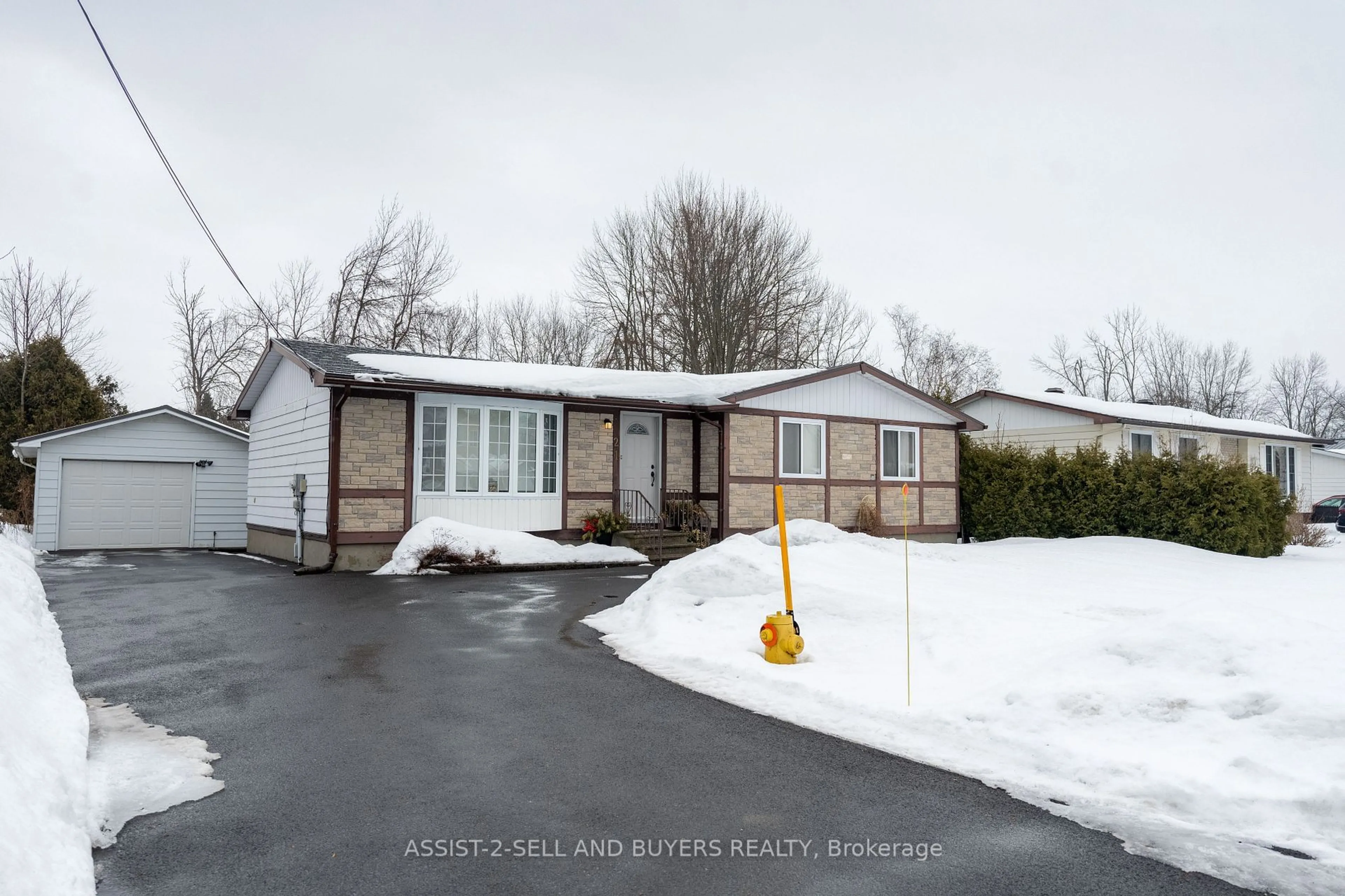 A pic from outside/outdoor area/front of a property/back of a property/a pic from drone, street for 21 Piercy St, South Stormont Ontario L3Z 3E5