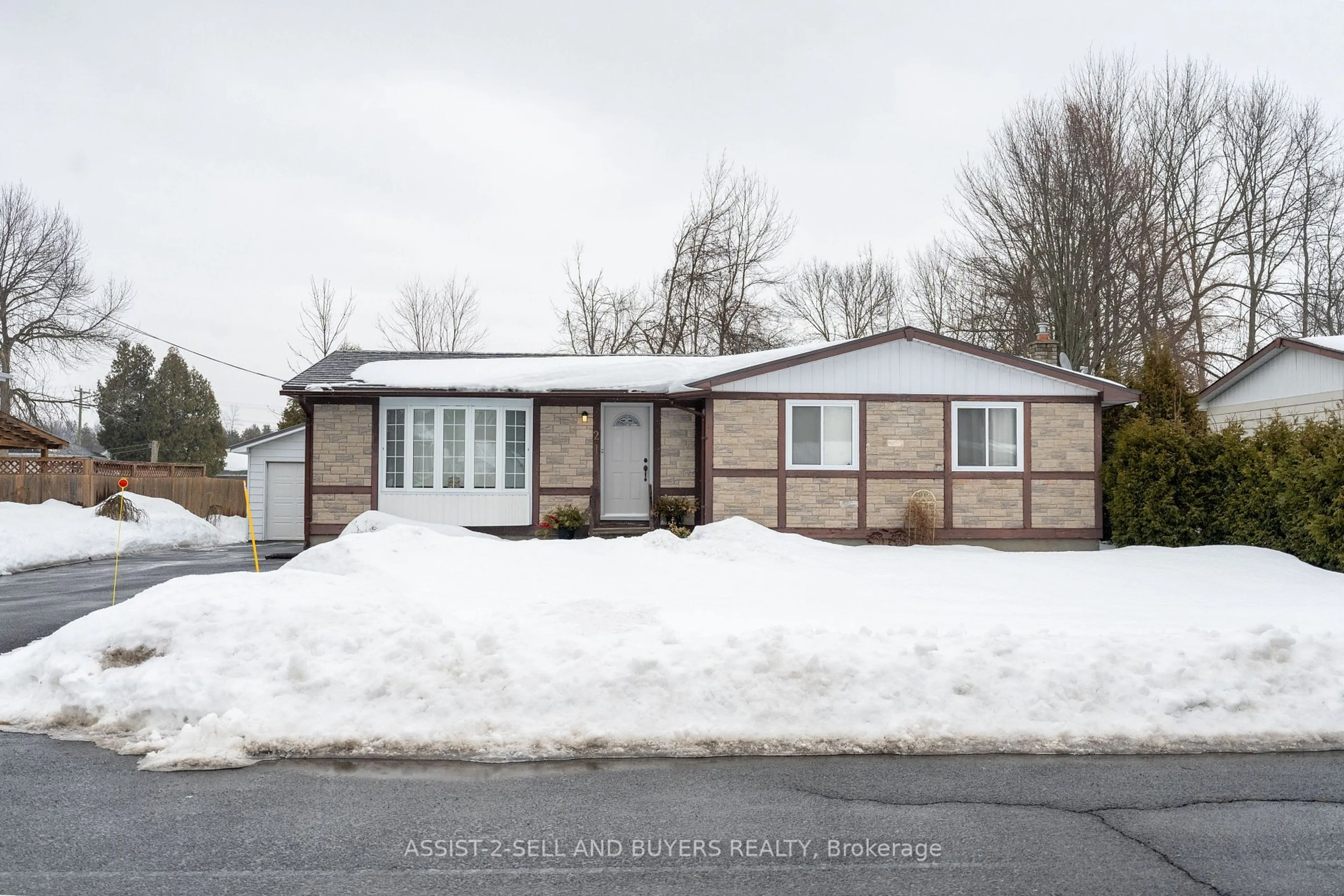 Home with vinyl exterior material, street for 21 Piercy St, South Stormont Ontario L3Z 3E5