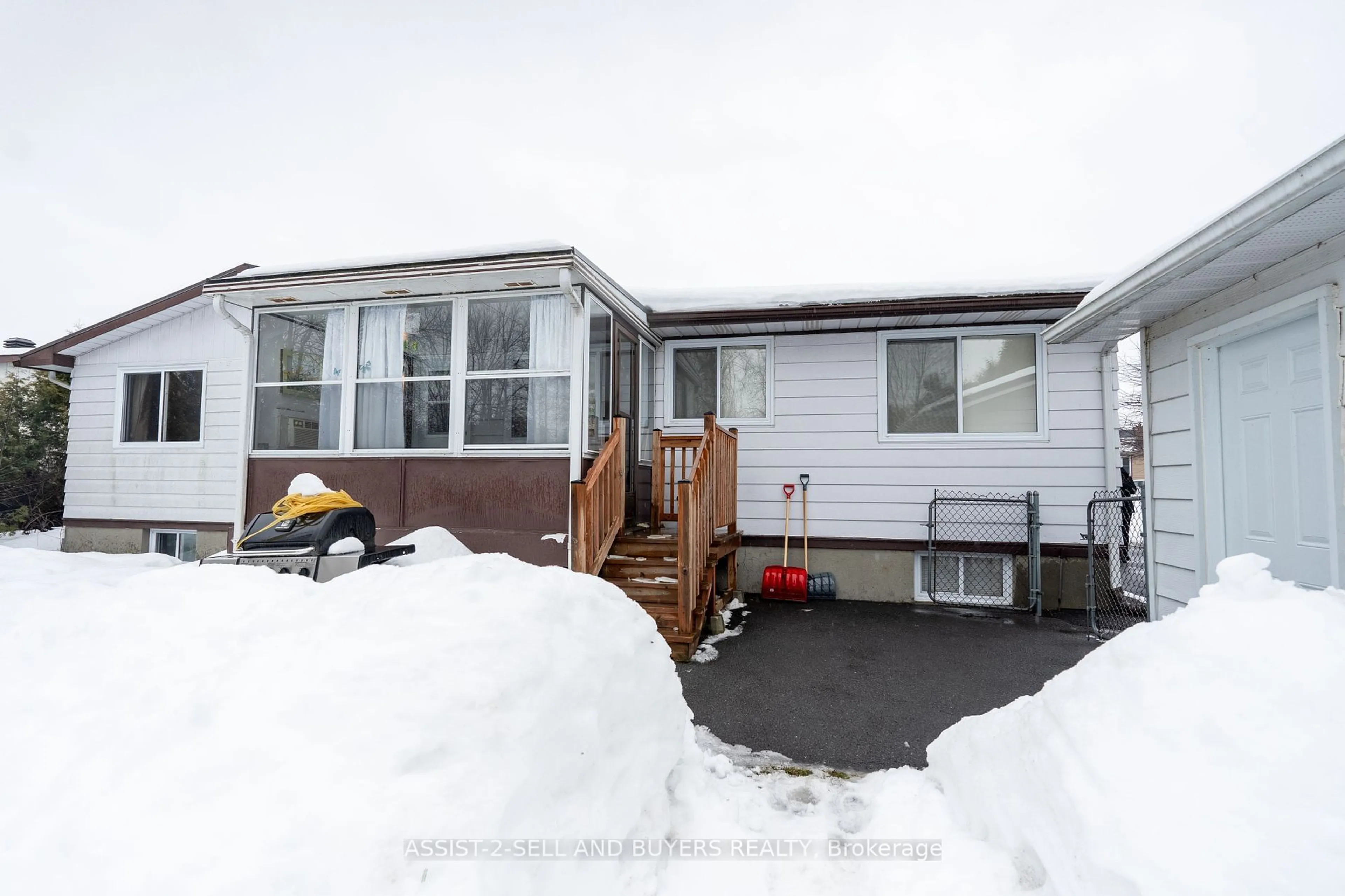 Home with vinyl exterior material, street for 21 Piercy St, South Stormont Ontario L3Z 3E5