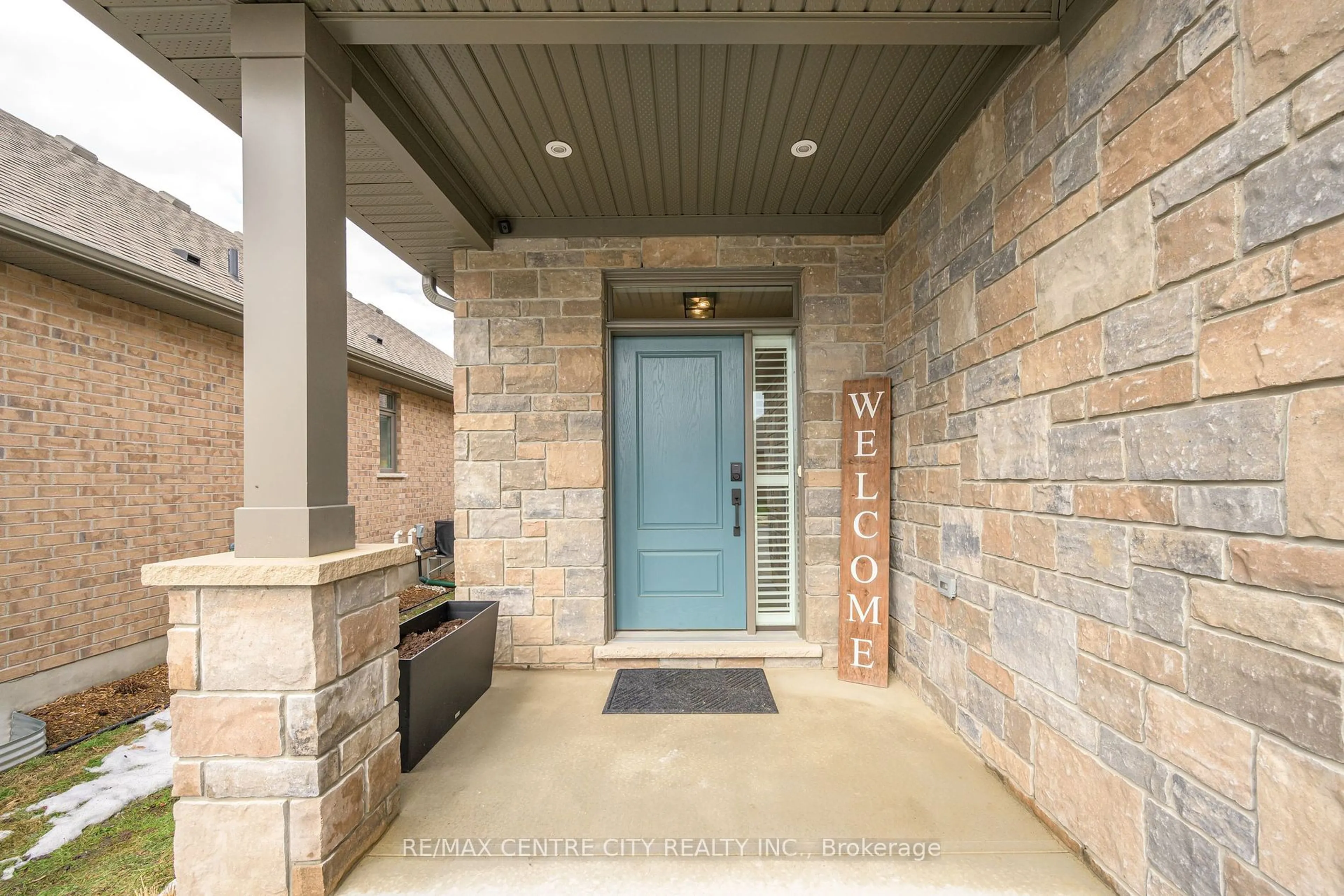 Indoor entryway for 159 Collins Way #8, Strathroy-Caradoc Ontario N7G 0G8