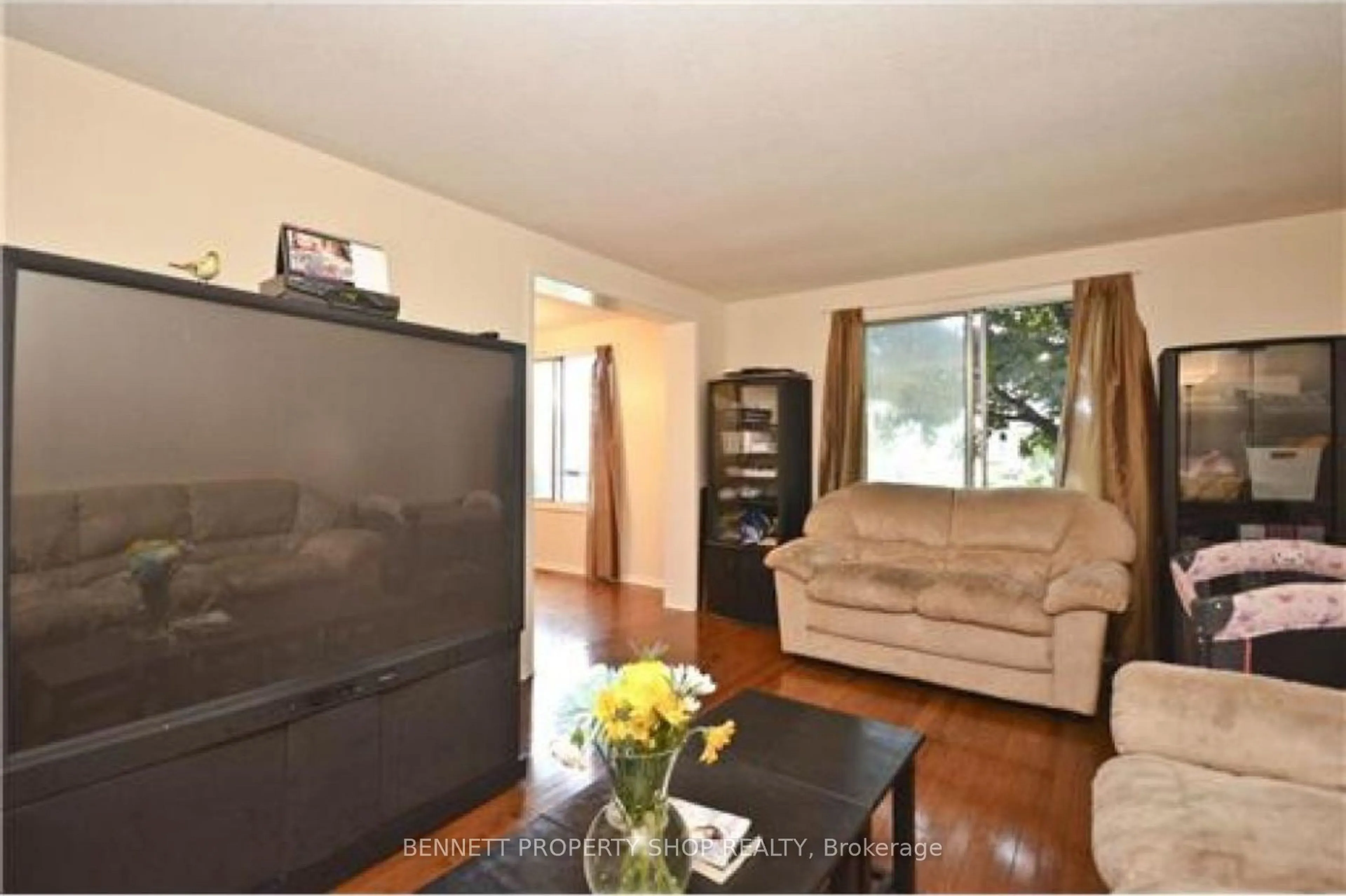 Living room with furniture, wood/laminate floor for 428 Hatfield Cres, Orleans - Cumberland and Area Ontario K1E 1M8