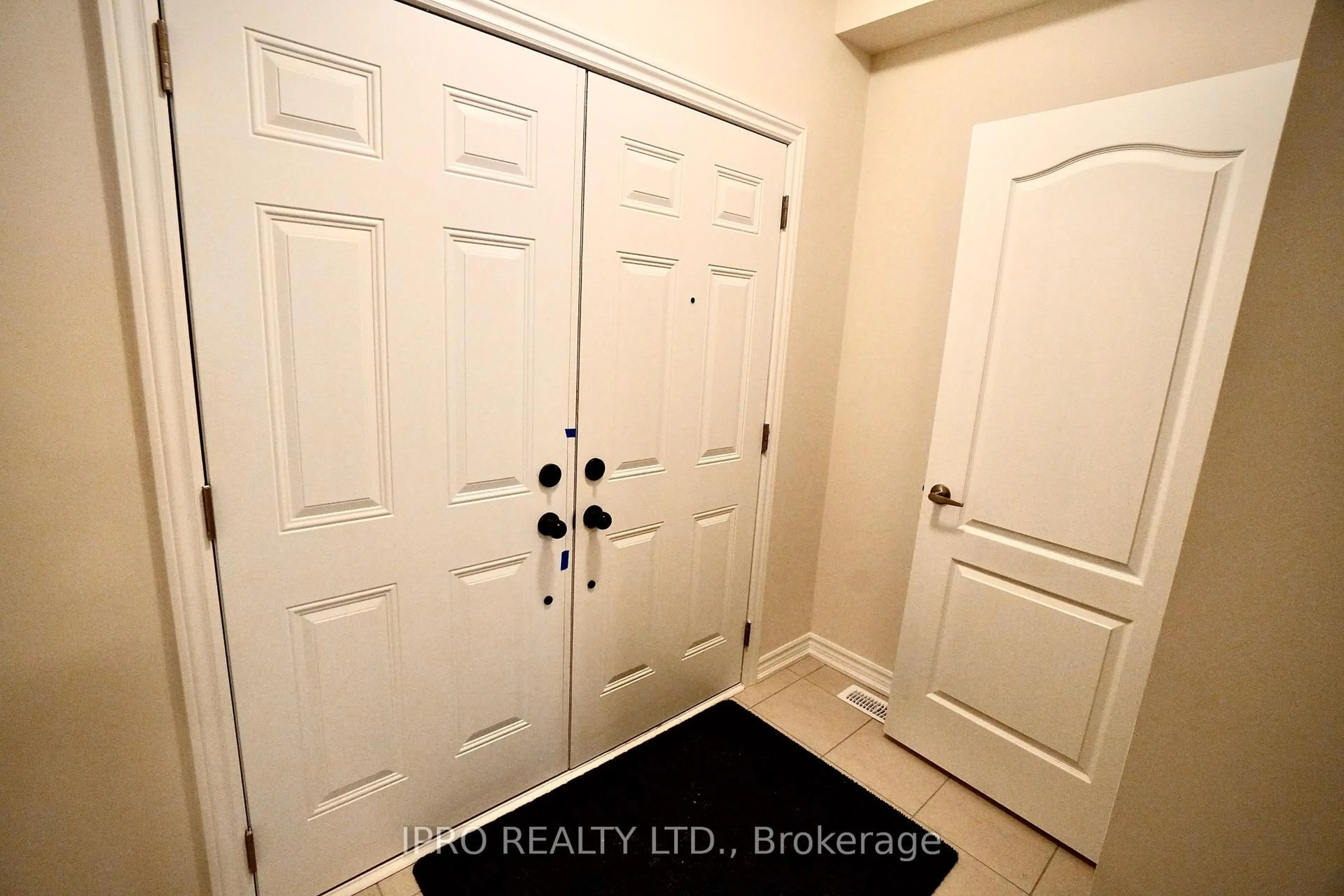 Indoor entryway for 66 Baker St, Thorold Ontario L2V 0N1