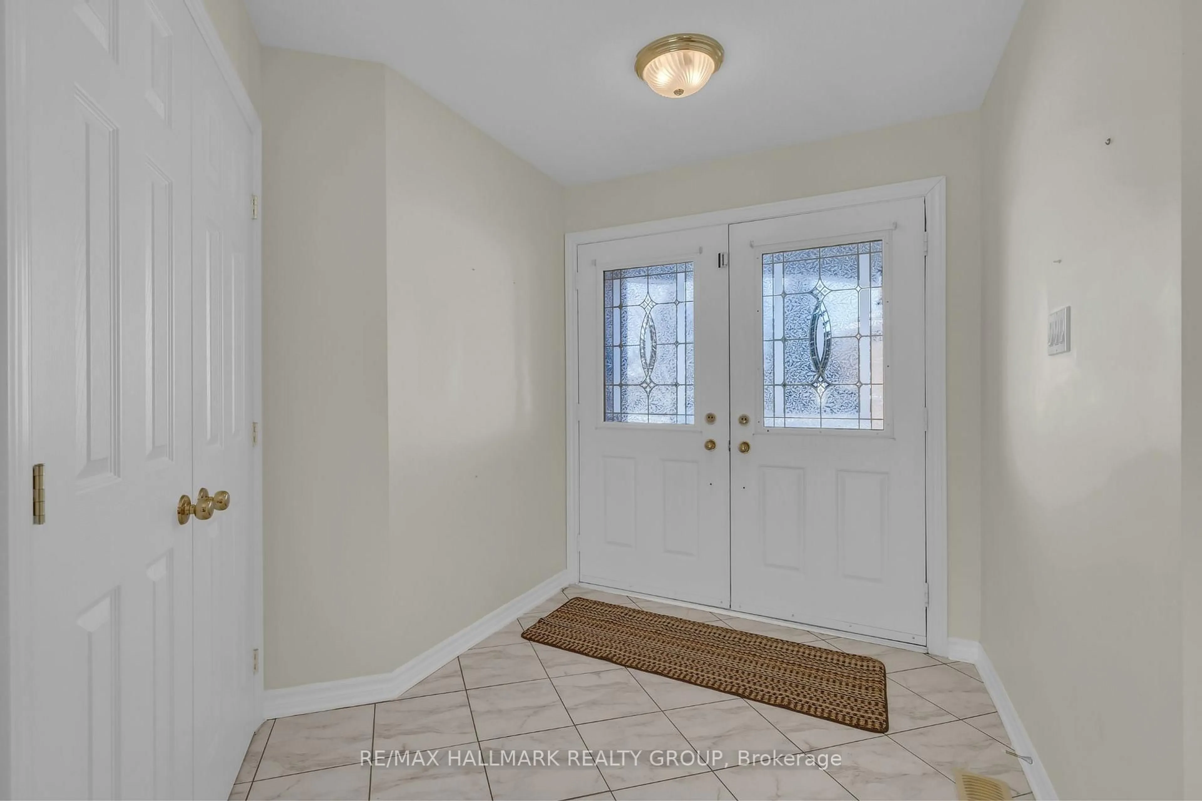 Indoor entryway for 201 Pine Hill Dr, Kanata Ontario K2M 2V1