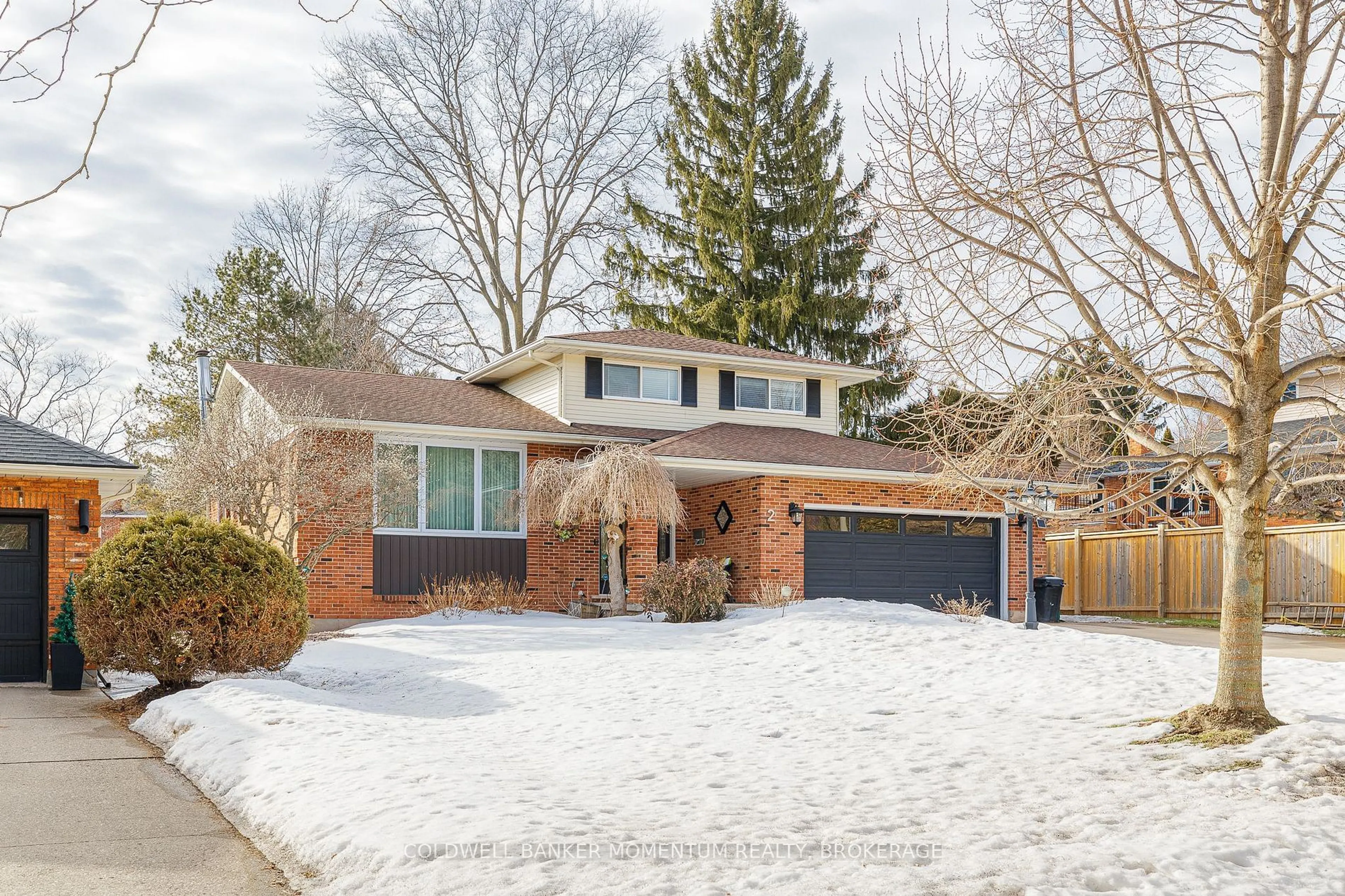 Home with brick exterior material, street for 2 Greenvale Crt, Pelham Ontario L0S 1E1