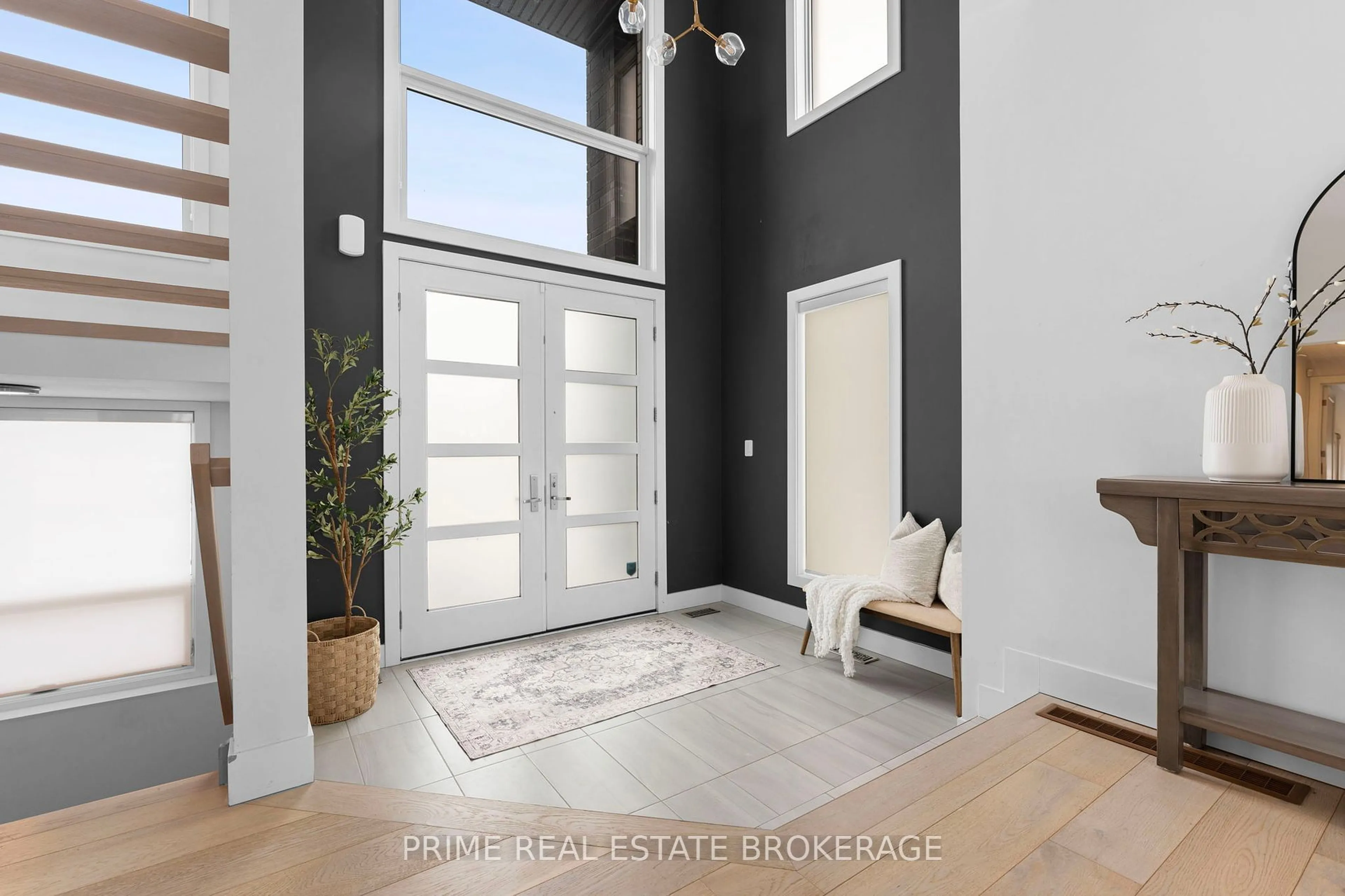 Indoor entryway for 2211 Wateroak Dr, London Ontario N6G 0R1