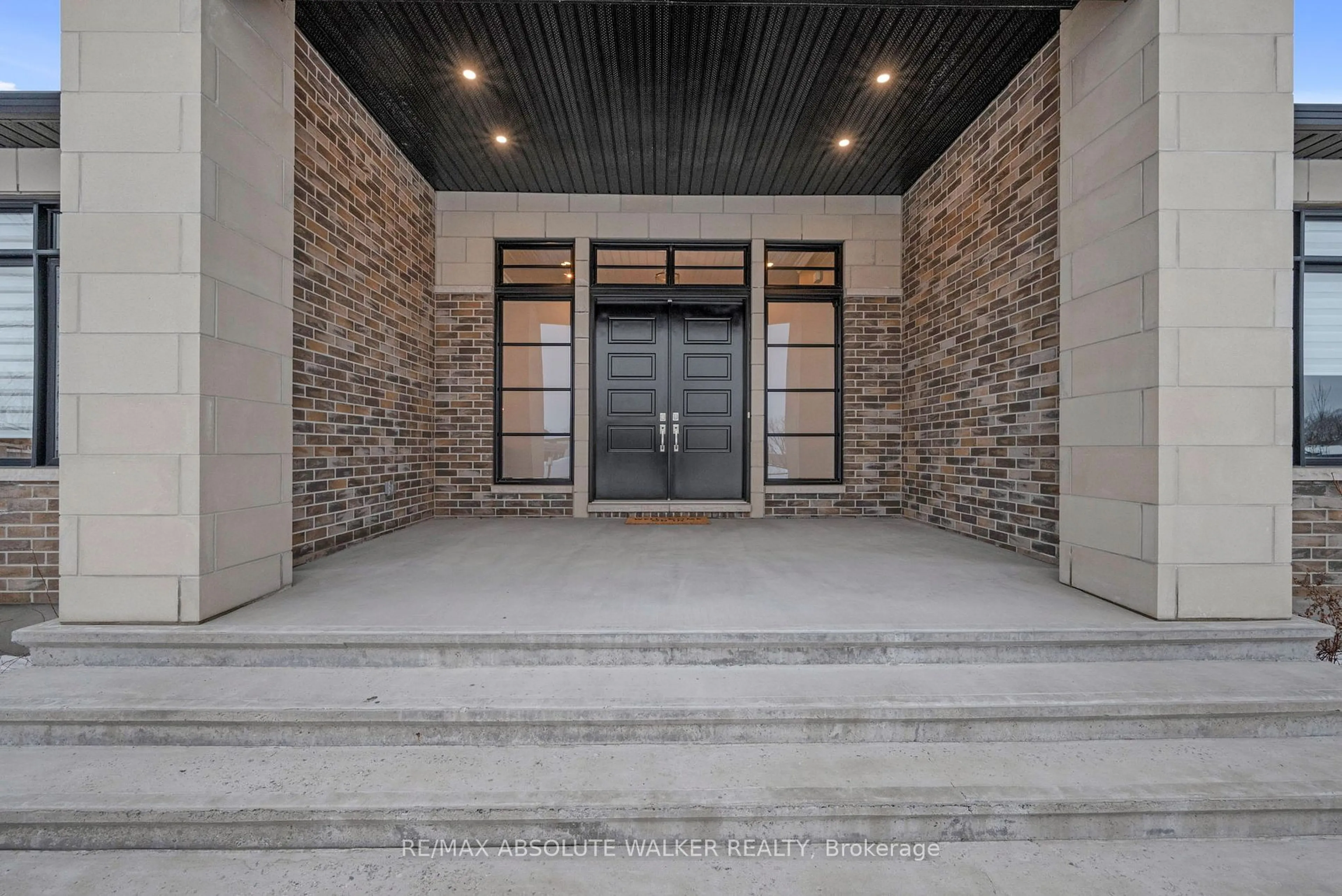 Indoor foyer for 700 Mcmanus Ave, Manotick - Kars - Rideau Twp and Area Ontario K4M 0B2