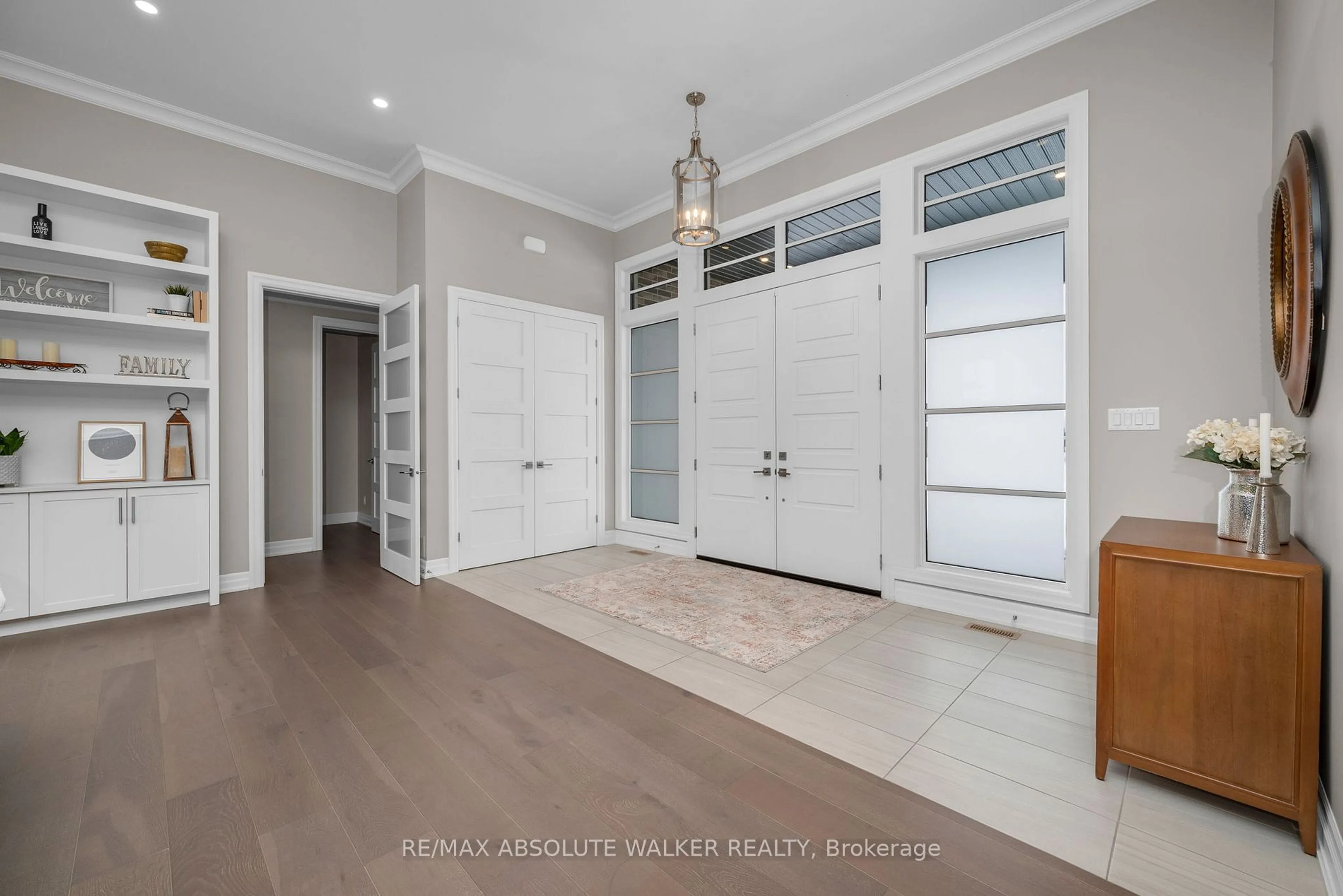 Indoor entryway for 700 Mcmanus Ave, Manotick - Kars - Rideau Twp and Area Ontario K4M 0B2