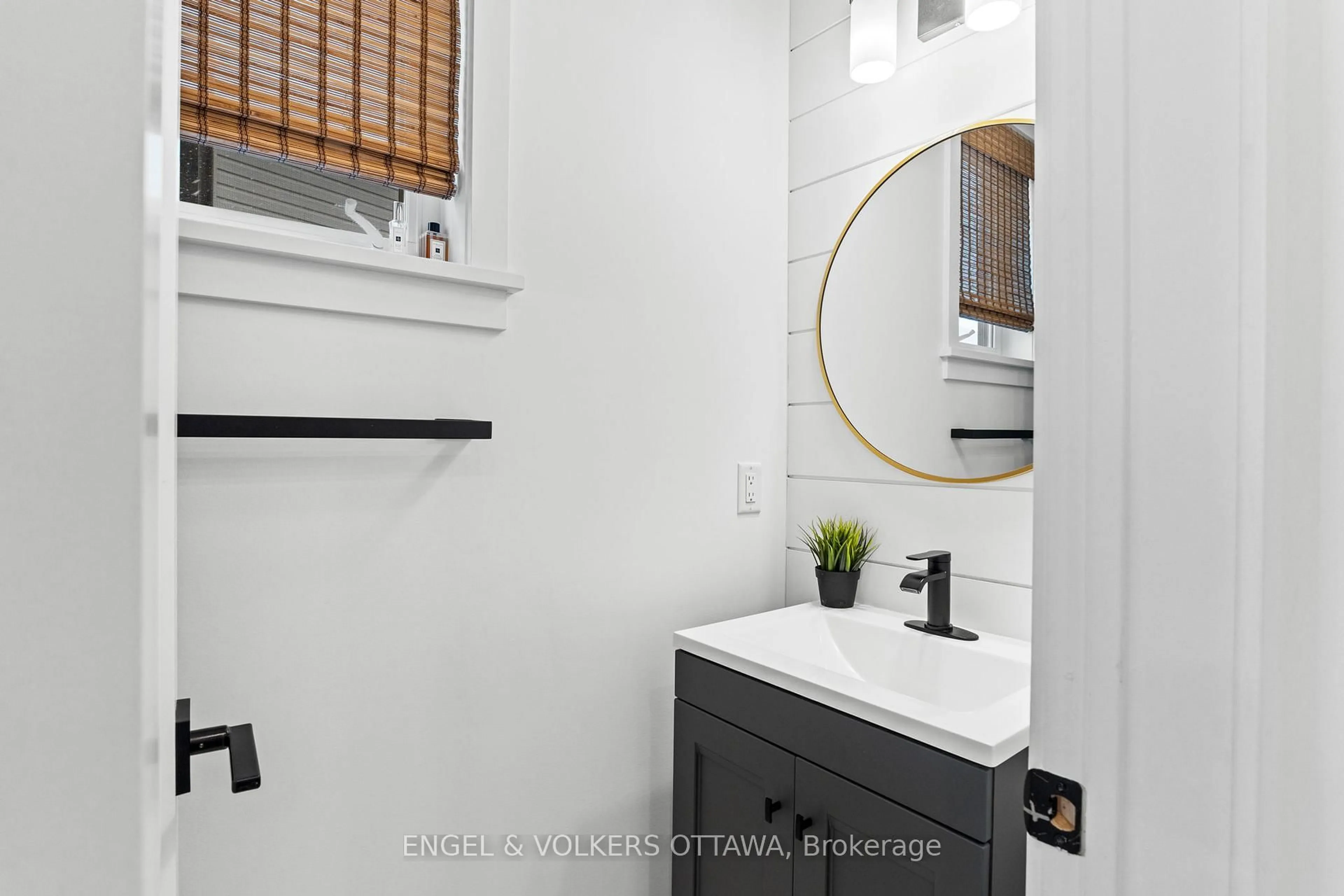 Standard bathroom, ceramic/tile floor for 51 Aridus Cres, Stittsville - Munster - Richmond Ontario K2S 2L4