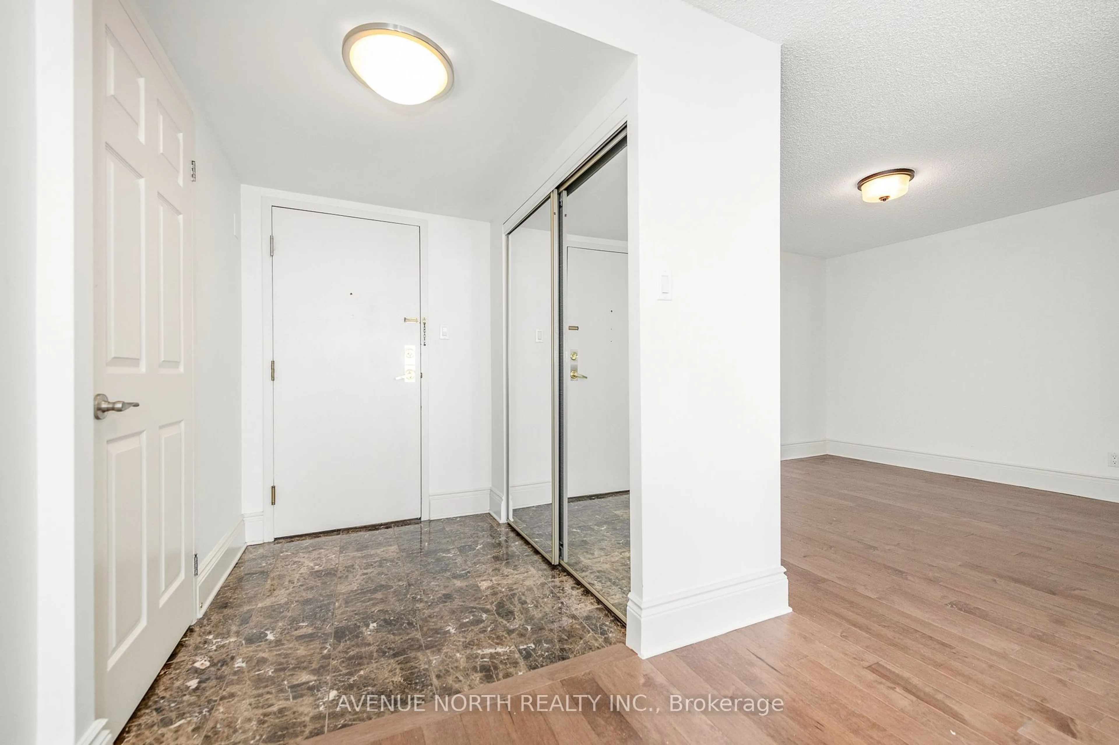 Indoor entryway for 1510 RIVERSIDE Dr #2403, Alta Vista and Area Ontario K1G 4X5