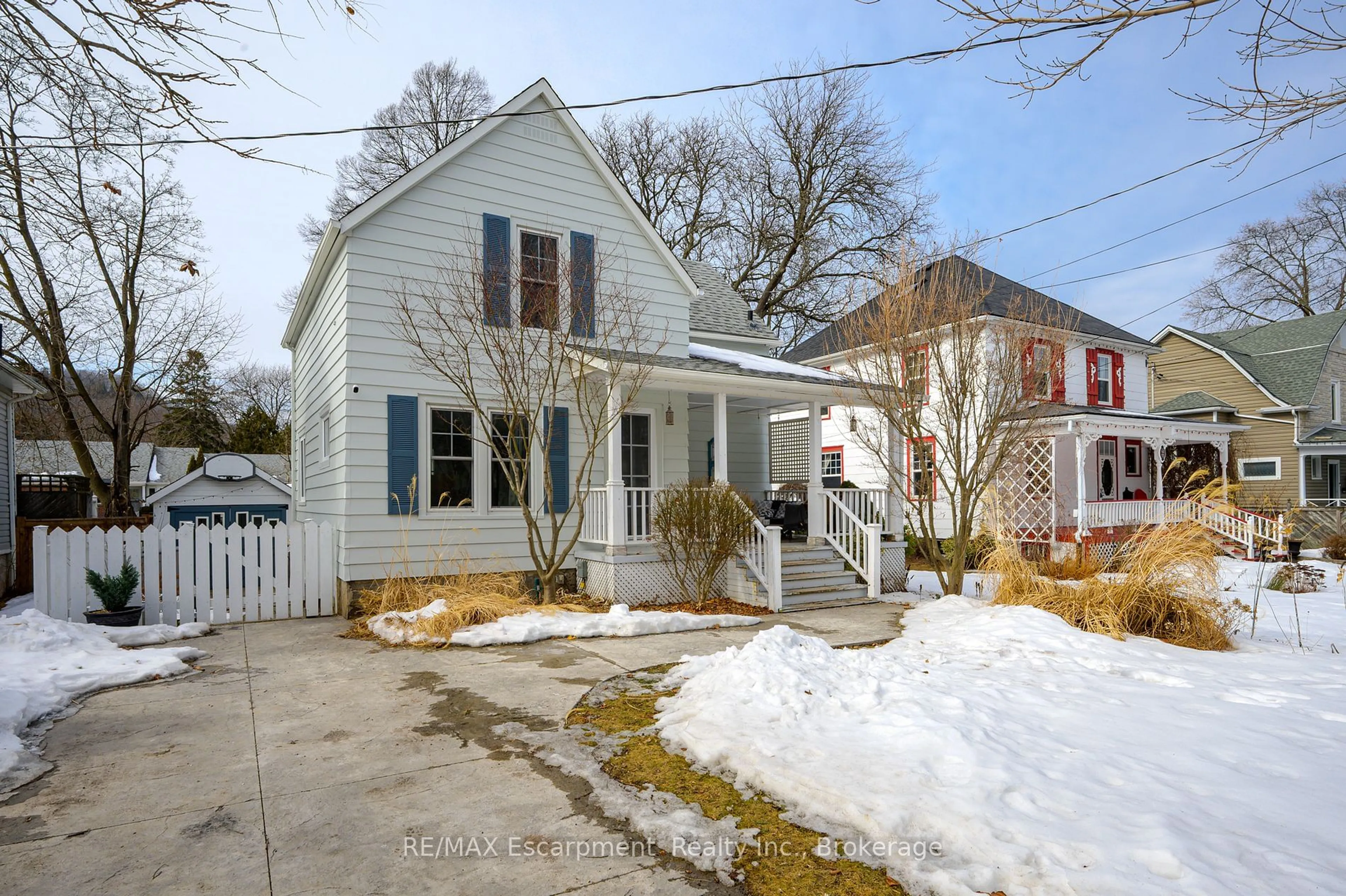 Home with vinyl exterior material, street for 24 Robinson St, Grimsby Ontario L3M 3C4