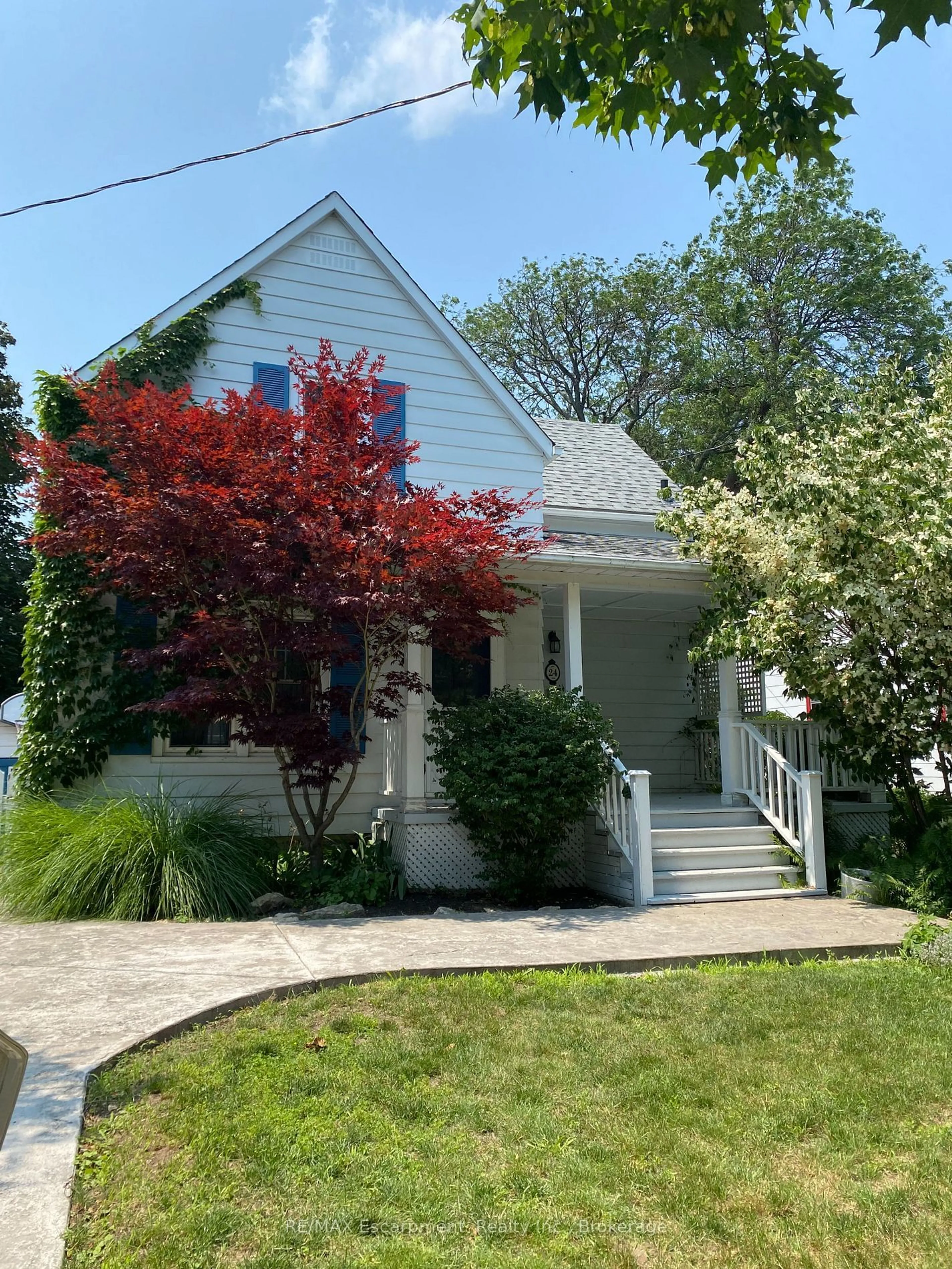 Home with vinyl exterior material, street for 24 Robinson St, Grimsby Ontario L3M 3C4