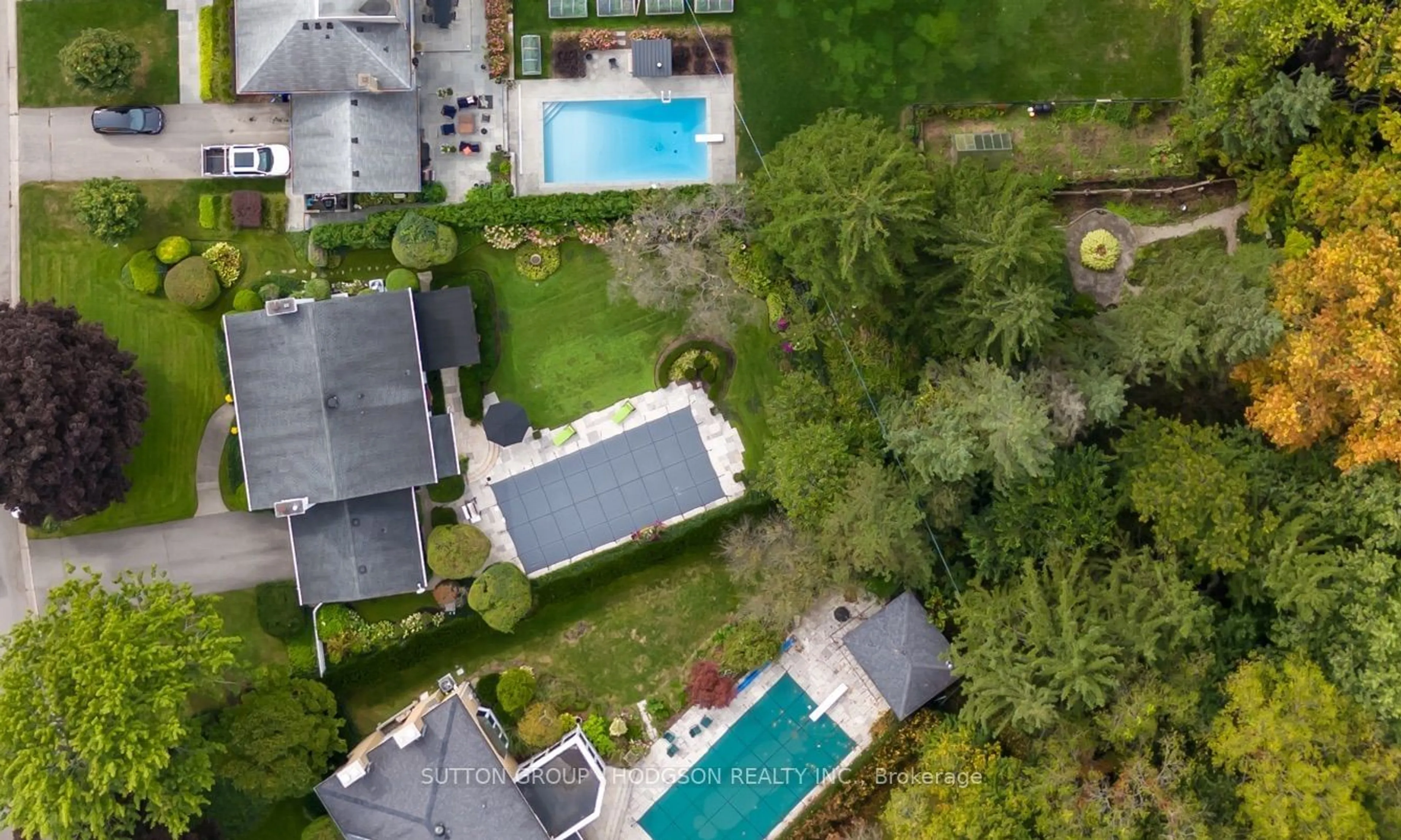 A pic from outside/outdoor area/front of a property/back of a property/a pic from drone, unknown for 1089 The Parkway, London Ontario N6A 2W8