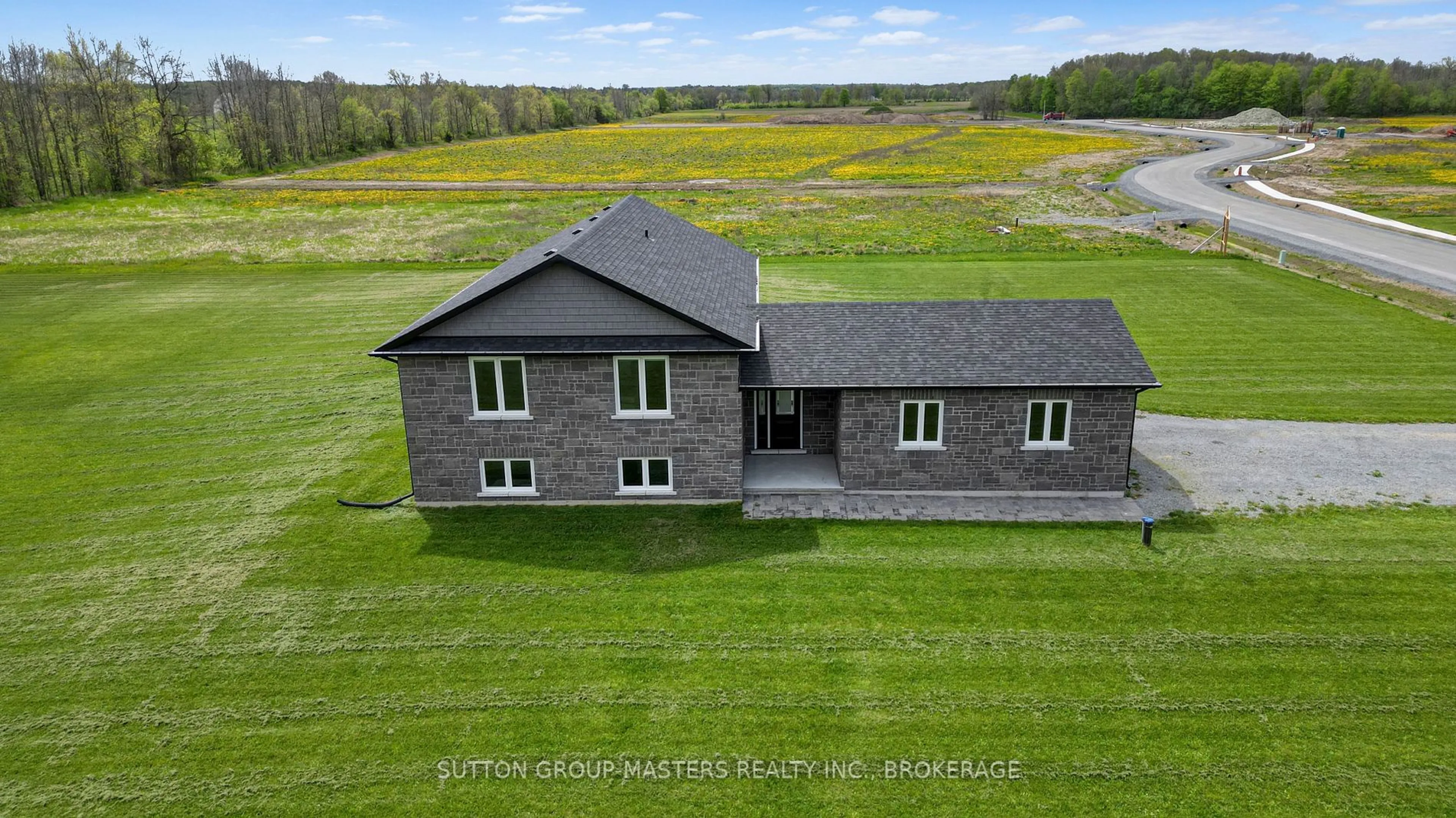 A pic from outside/outdoor area/front of a property/back of a property/a pic from drone, building for 101 Bittersweet Dr, South Frontenac Ontario K0H 1W0