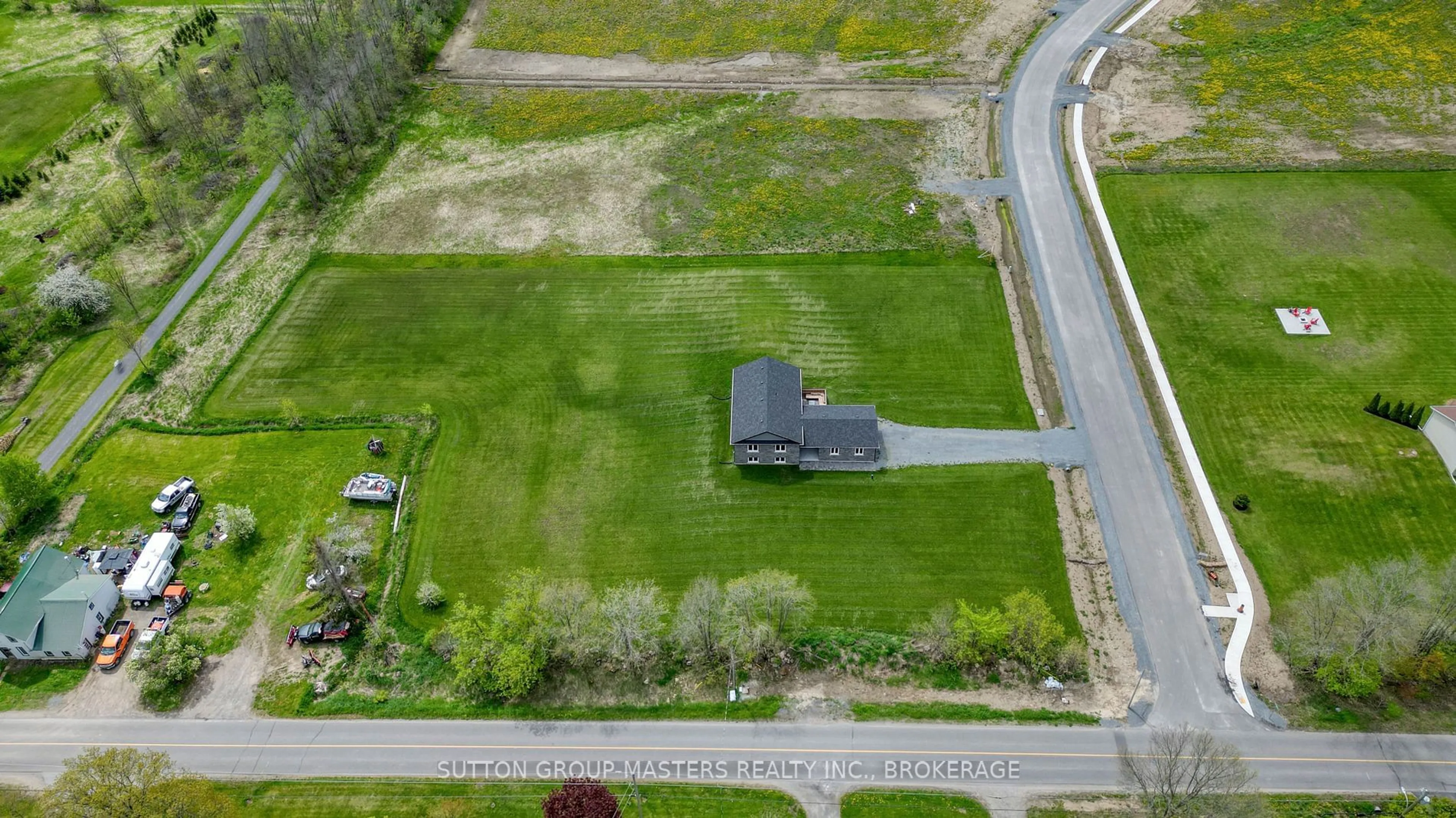 A pic from outside/outdoor area/front of a property/back of a property/a pic from drone, street for 101 Bittersweet Dr, South Frontenac Ontario K0H 1W0