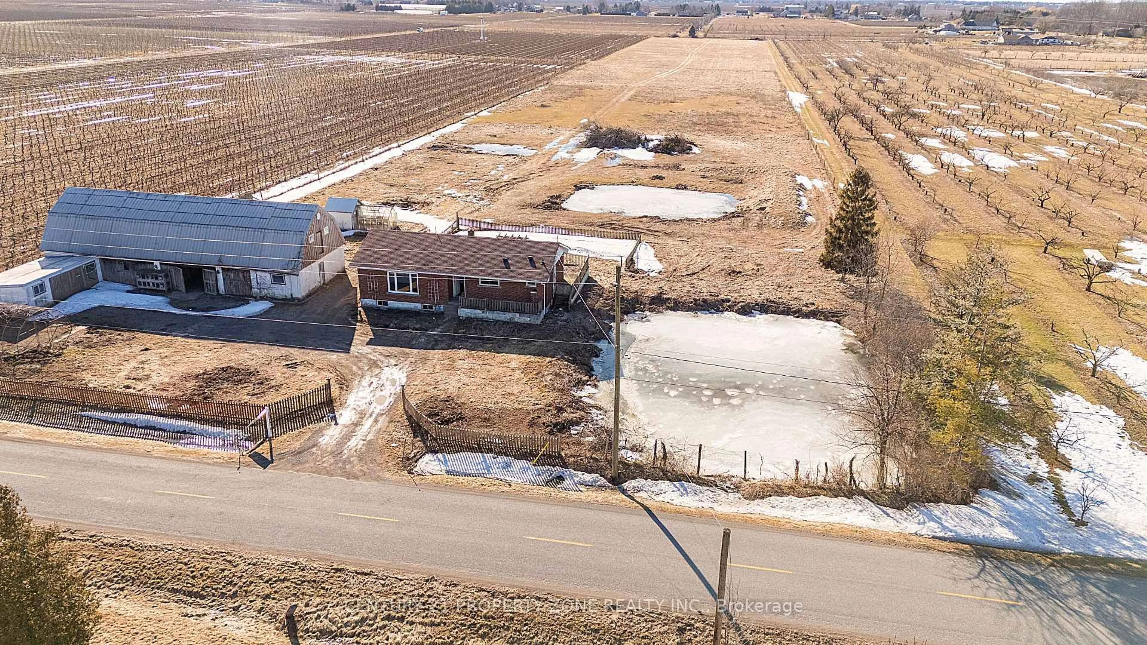 A pic from outside/outdoor area/front of a property/back of a property/a pic from drone, building for 1276 Concession 1 Rd, Niagara-on-the-Lake Ontario L0S 1J0