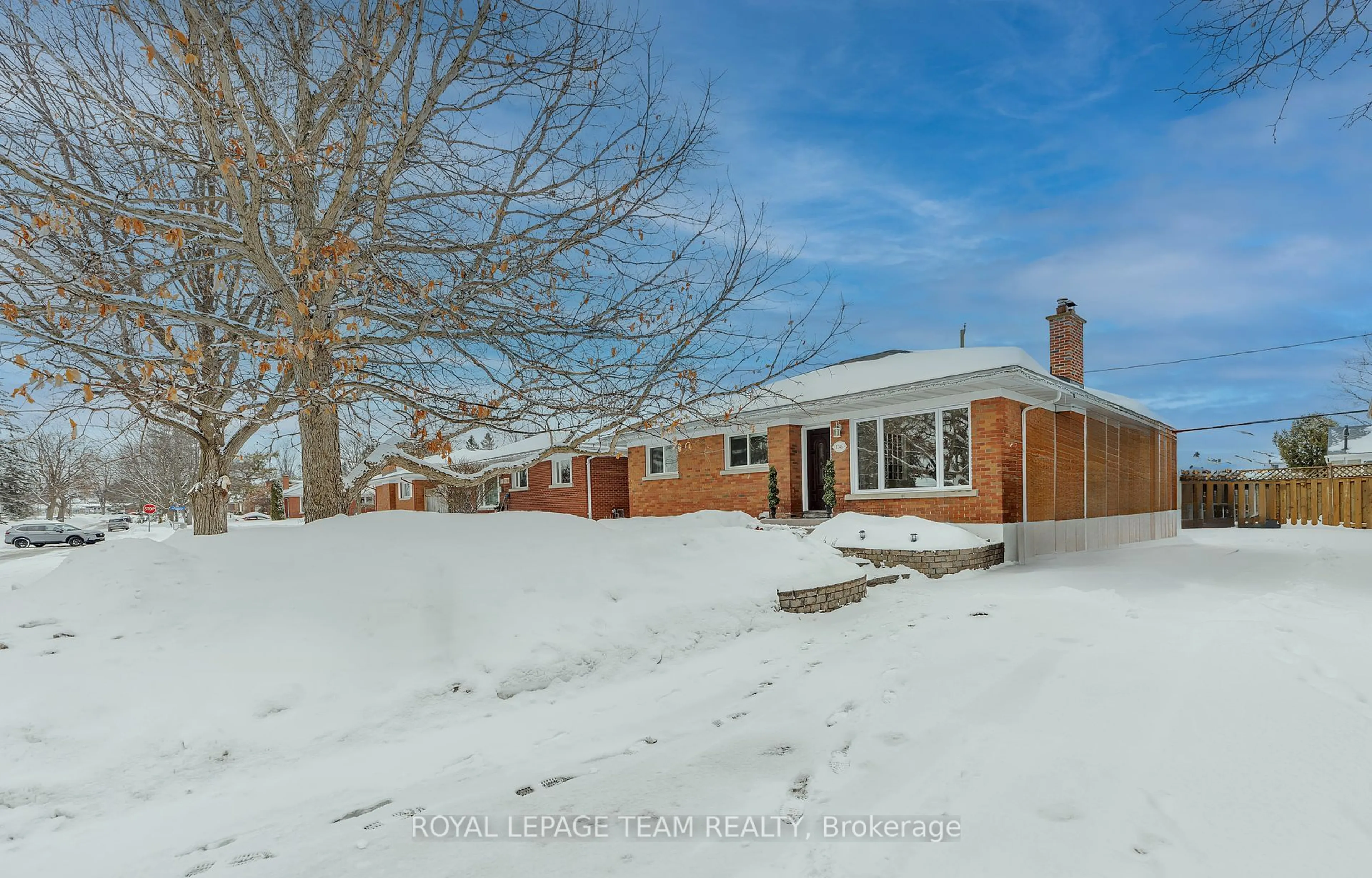 A pic from outside/outdoor area/front of a property/back of a property/a pic from drone, street for 1746 Ainsley Dr, Belair Park - Copeland Park and Area Ontario K2C 0T2