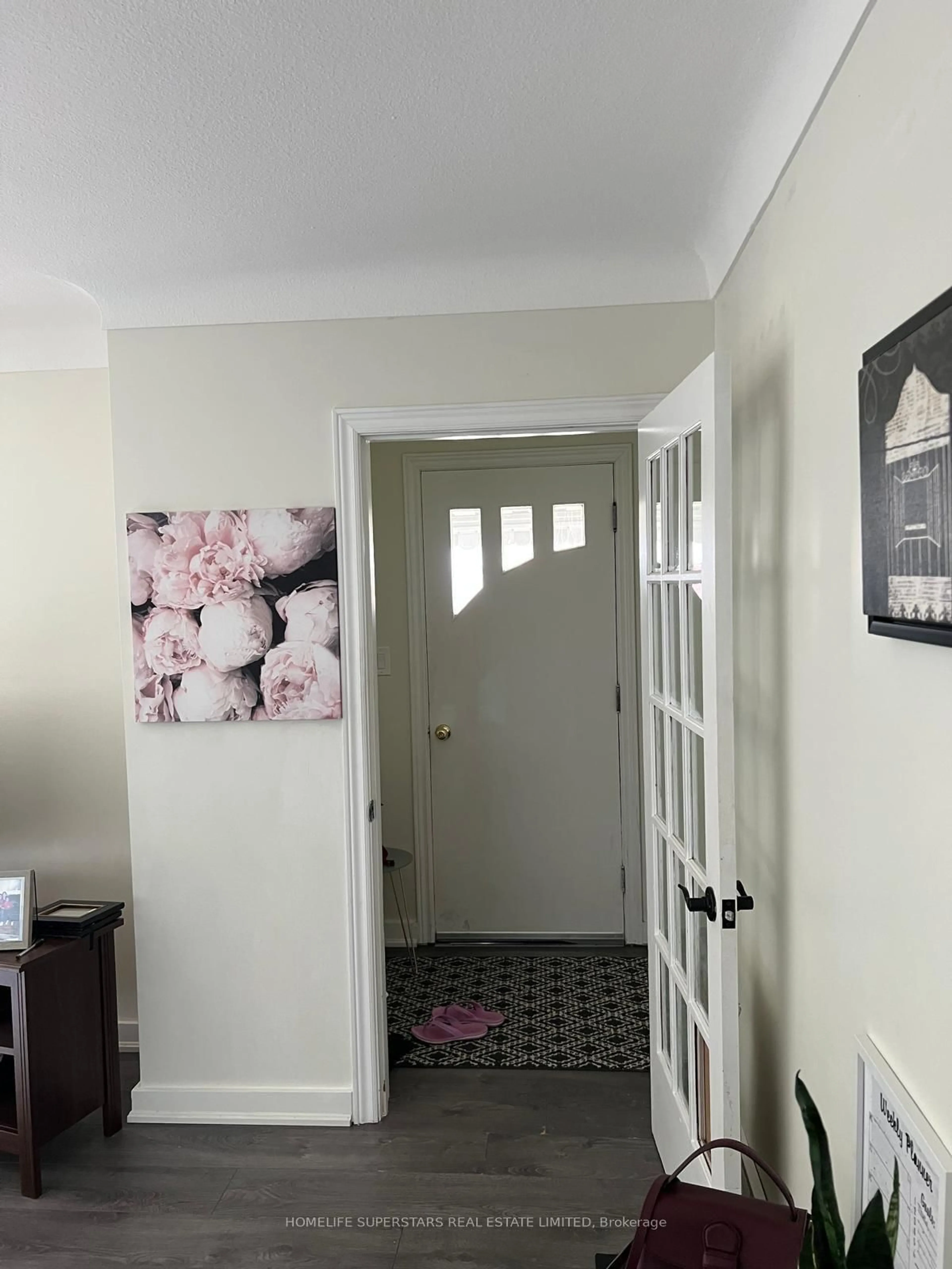 Indoor entryway for 5974 Scott St, Niagara Falls Ontario L2E 3B4