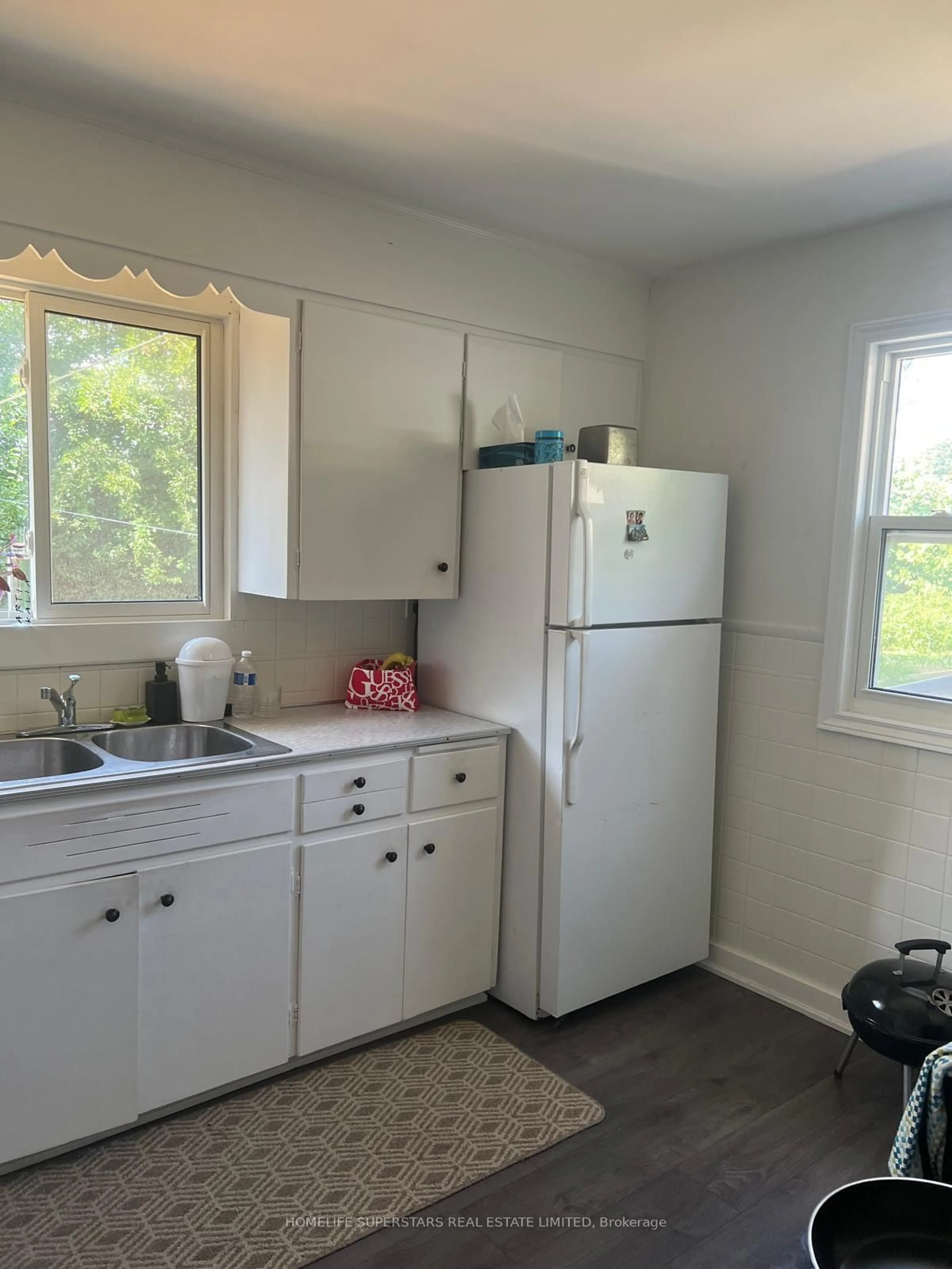 Standard kitchen, unknown for 5974 Scott St, Niagara Falls Ontario L2E 3B4