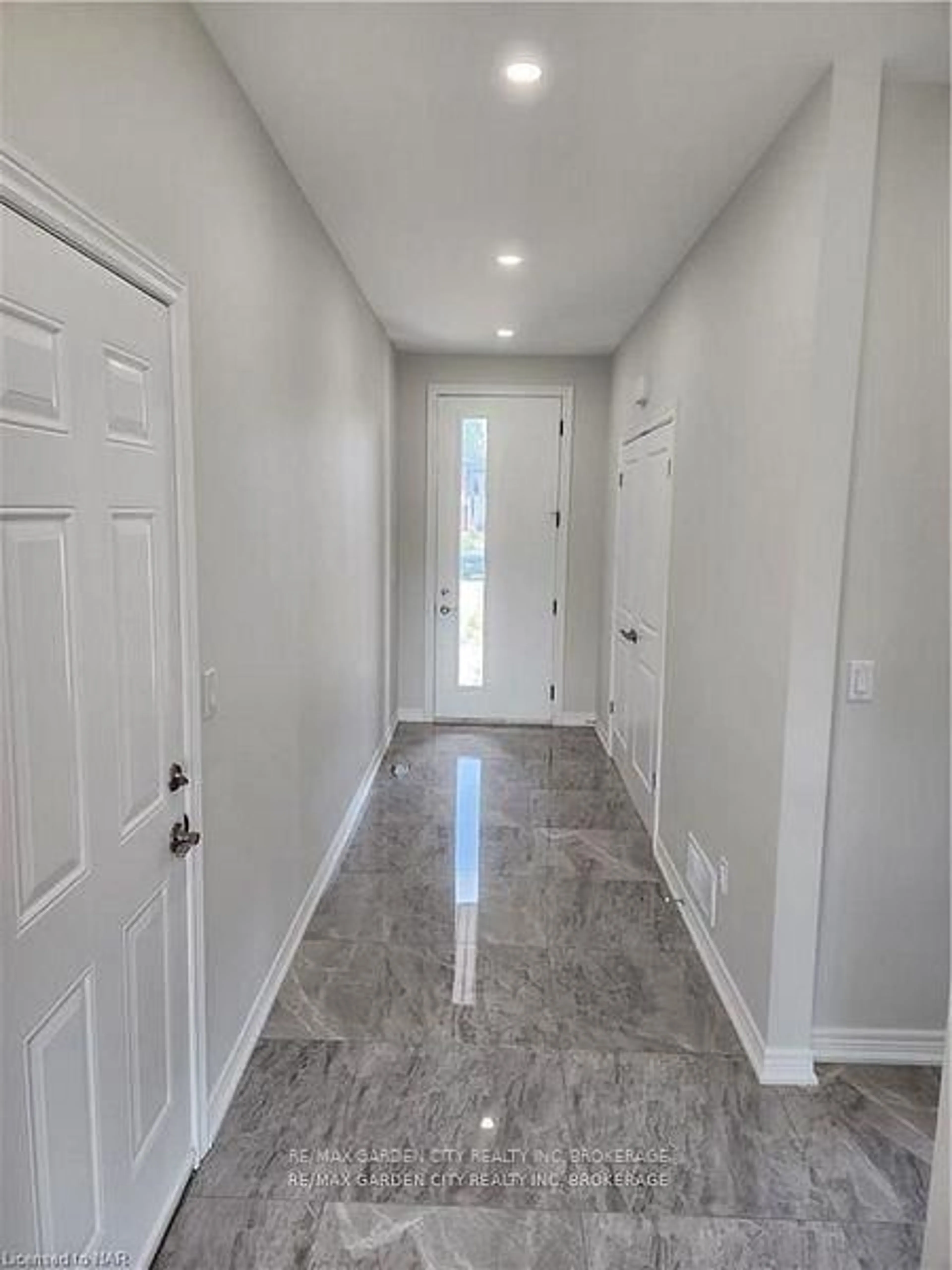 Indoor entryway for 136 HODGKINS Ave, Thorold Ontario L2V 1M1